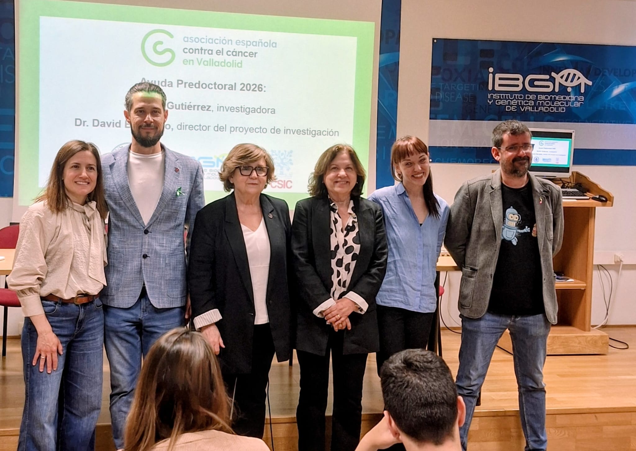 De izda a dcha: Patricia Nieto, responsable de Proyectos de investigación de la Fundación Científica de la Asociación; Juan García Serna, director del Área de Producción Investigadora en la UVa; Luisa Lobete, gerente de la Asociación Contra el Cáncer en Valladolid; Asunción Rocher, directora del Instituto de Biomedicina y Genética Molecular (IBGM); Beatriz Gutiérrez, investigadora; y el Dr. David Bernardo, director del proyecto de investigación.