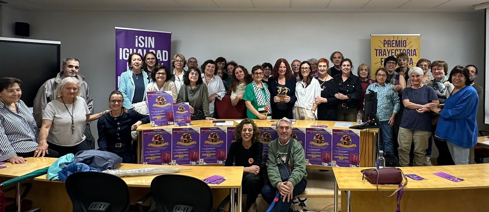 Alicia Puleo posa con el premio con integrantes del Foro Feminista de Castilla y León en la Facultad de Filosofía y Letras