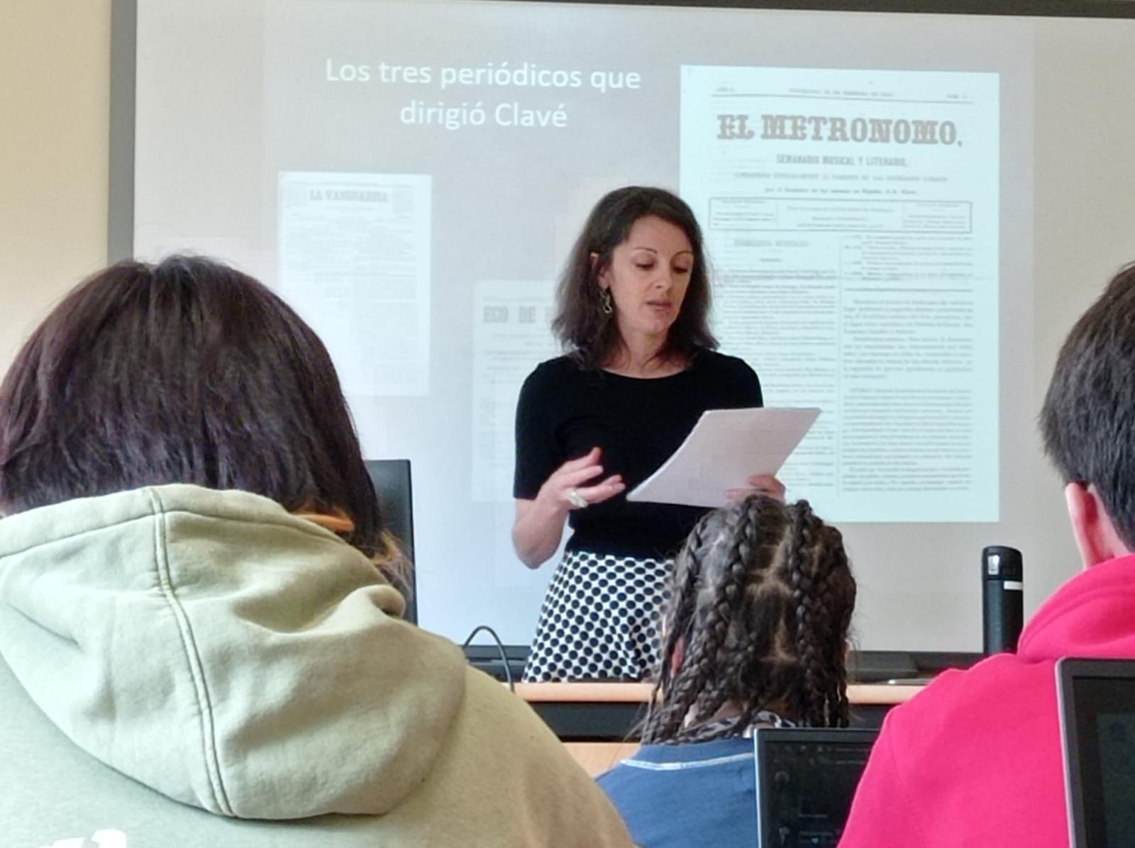 Aurélie Vialette durante su intervención en la Facultad de Filosofía y Letras