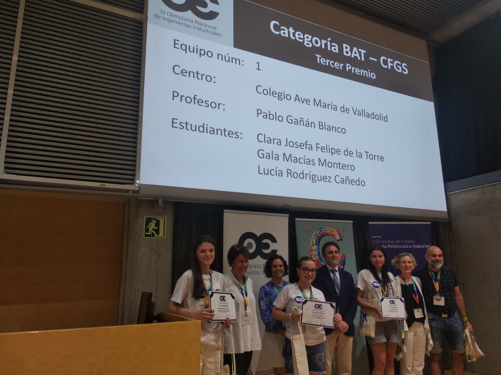 Equipo del Ave María, recibiendo el tercer premio