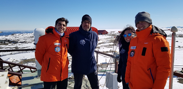 Foto de la misión de Marambio del pasado 2022, con los miembros del GOA (en azul) y los miembros del Servicio Meteorológico Nacional de Argentina (en naranja)