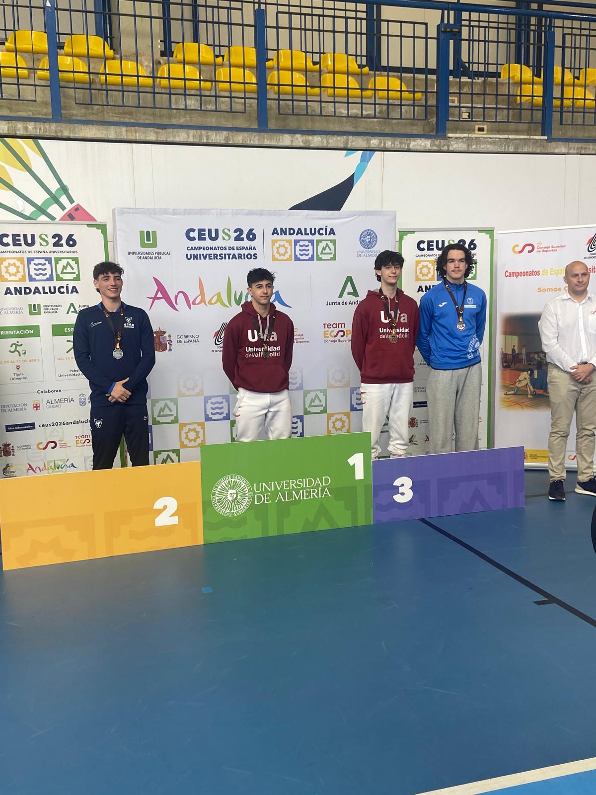 Esgrima. Medalla de oro individual espada: Jose Miguel Martín; Medalla de bronce individual espada: Juan Pérez