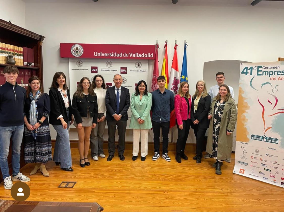 El rector Antonio Largo y la vicerrectora de Economía, Helena Escudero, en el centro, reciben a la comisión organizadora del Certamen Empresario del Año