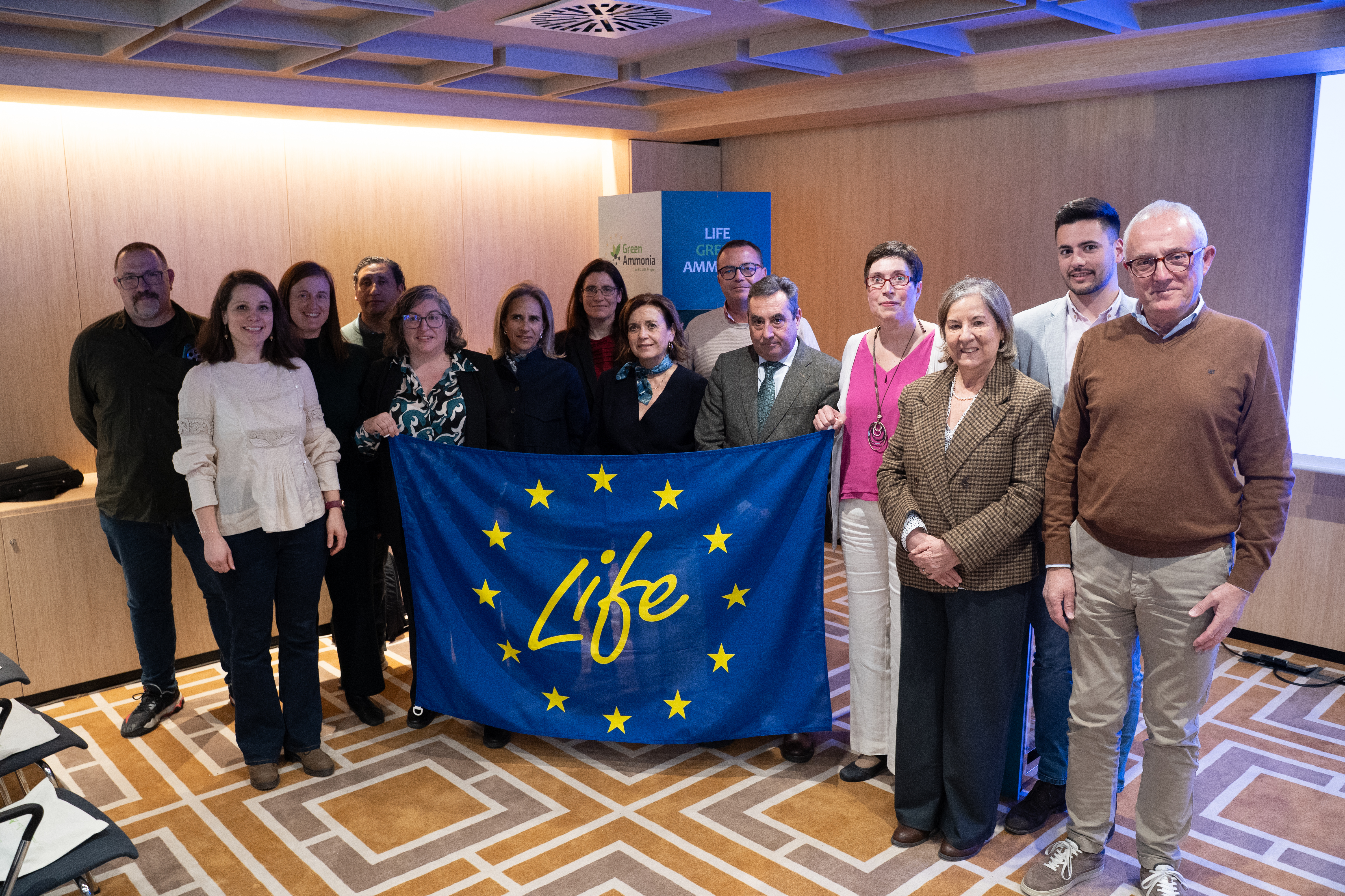Foto de familia con los socios del consorcio y dos de los ponentes del acto: Leonor Algarra, del Ministerio de Agricultura, Pesca y Alimentación; y Rafael Sáez González, director general del ITACyL