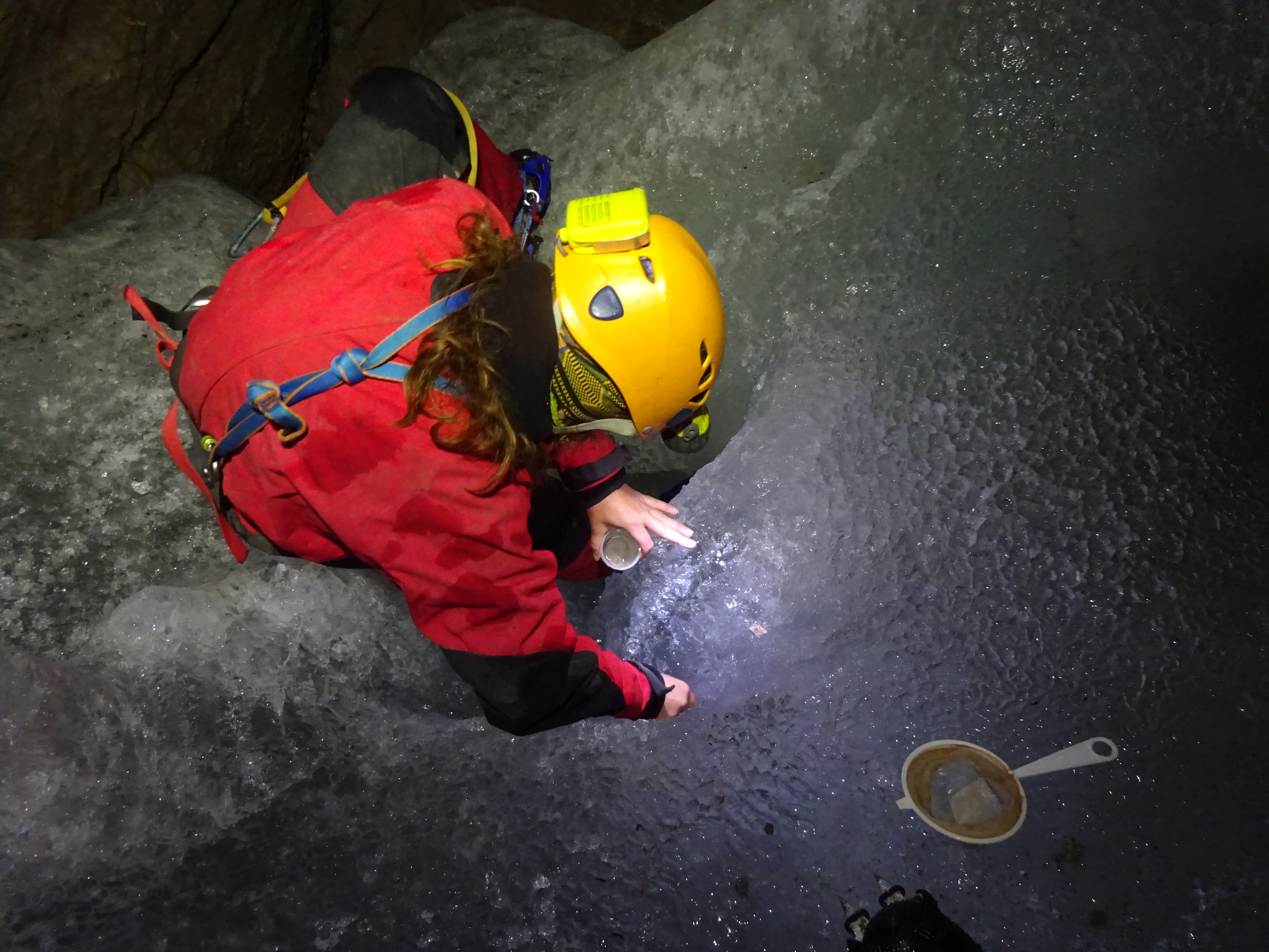 Toma de muestras en la cueva helada
