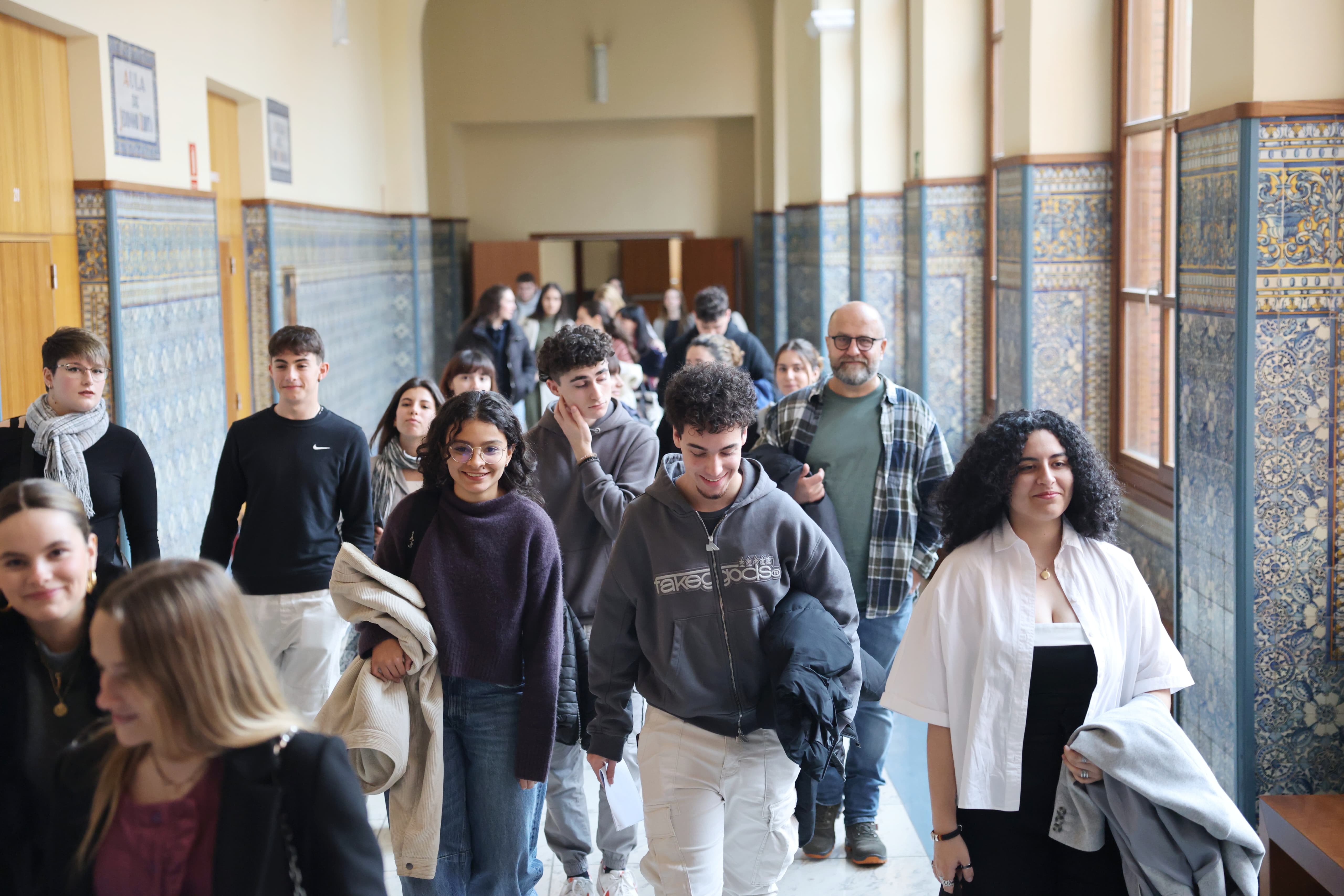 Alumnos llegando al Aula Mergelina de la Facultad de Derecho