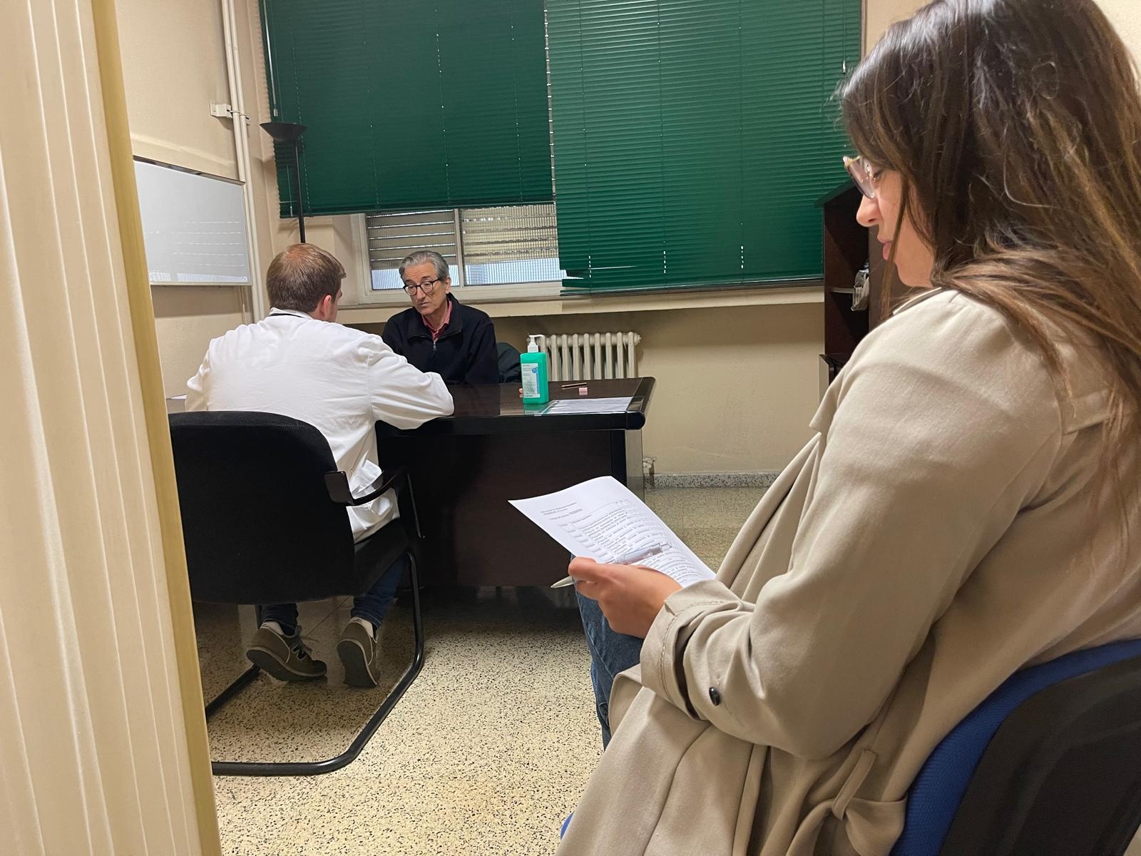 Alumno realizando una prueba del ECOE en la Facultad de Medicina.