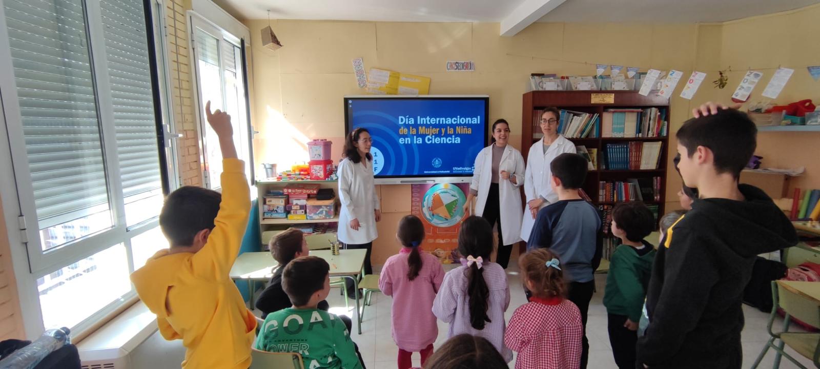 Elena Caldero, Silvia Romero y Pilar Álvarez Illera, durante el Día Internacional de la Mujer y la Niña en la Ciencia