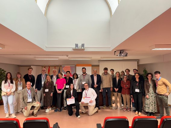 Foto de grupo con participantes y premiados