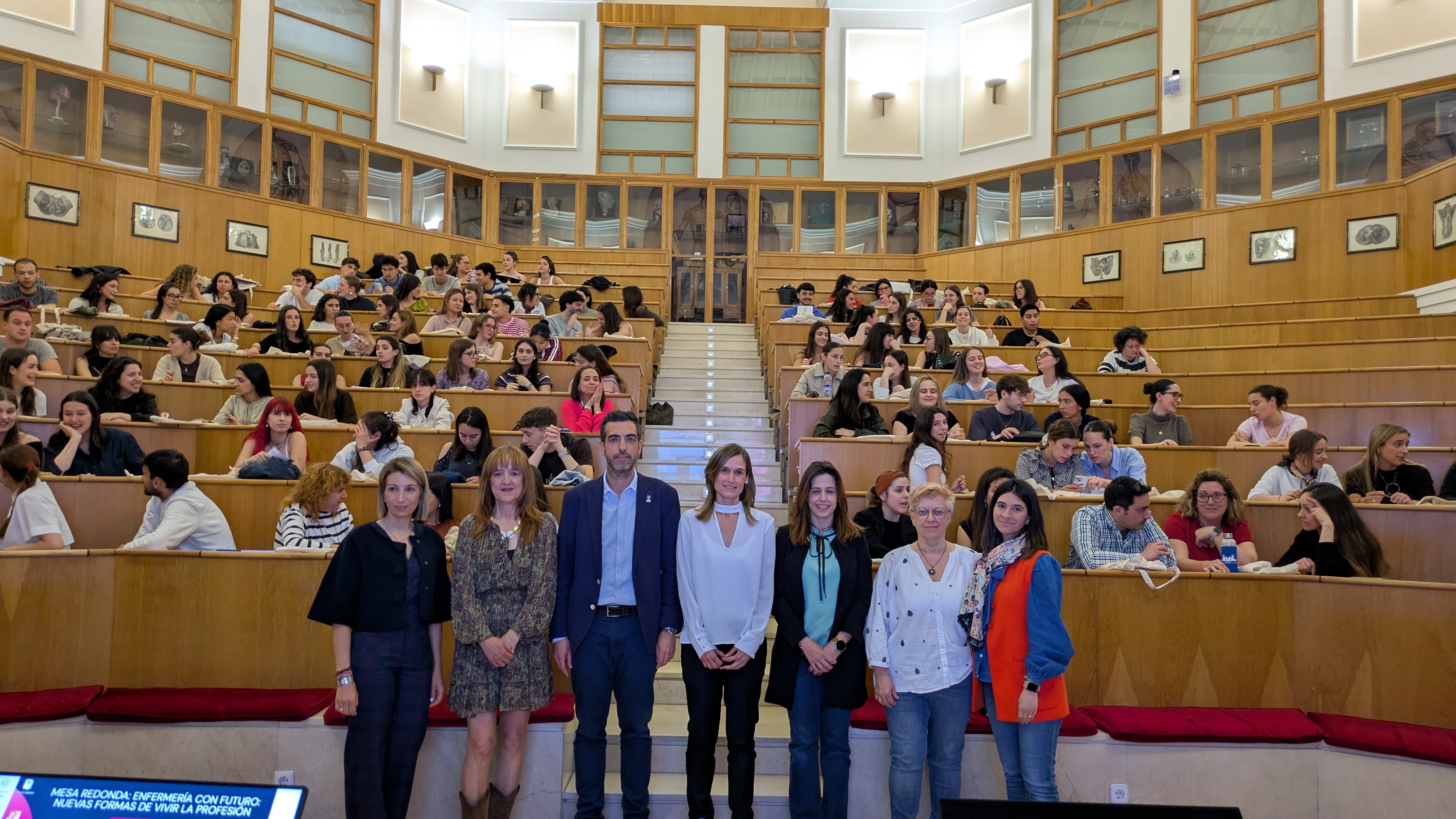 En el centro, el decano de la Facultad y la directora académica de la Fundación UVa, junto a los participantes de las mesa