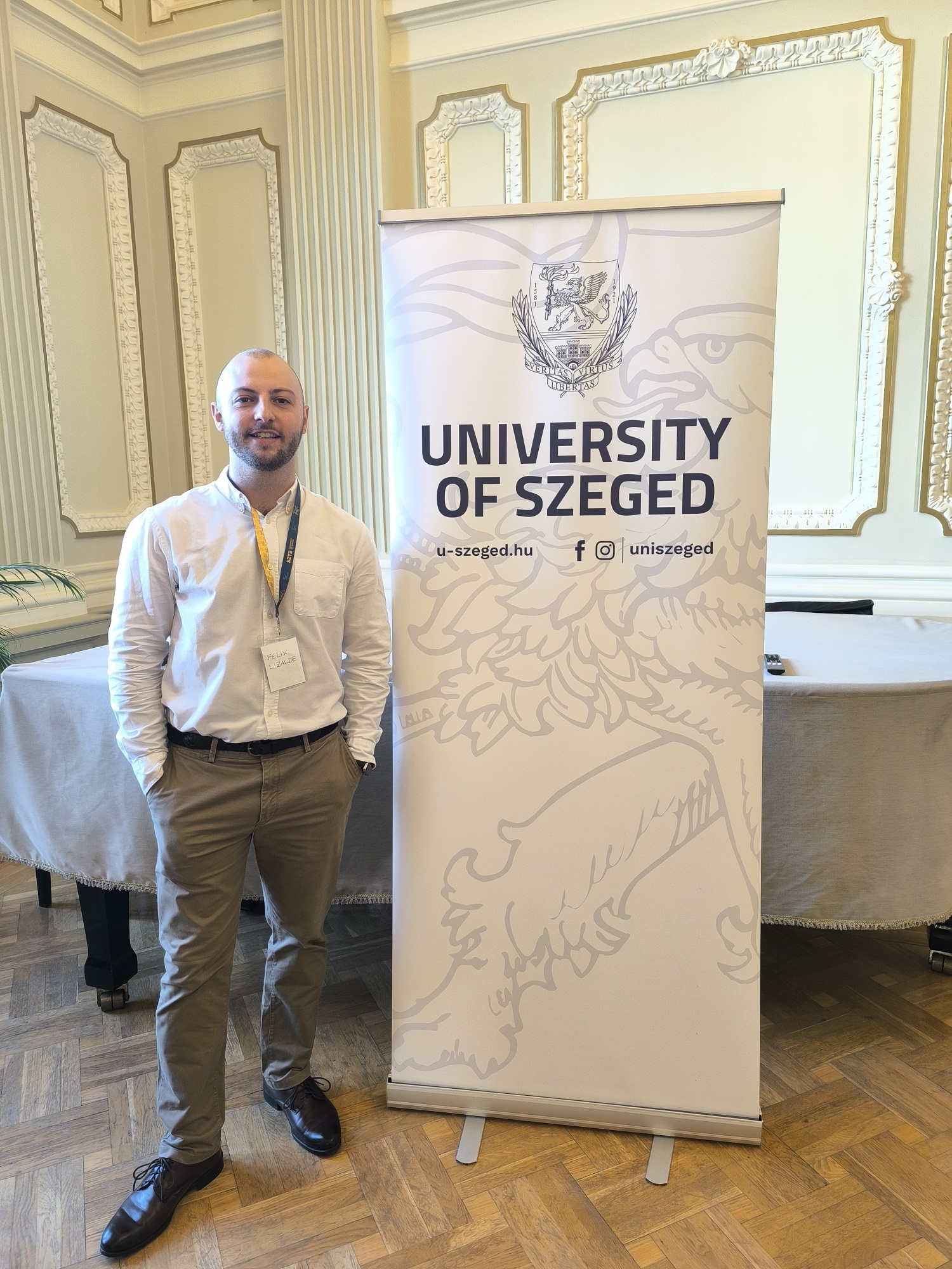 Félix Lizalde posa durante su estancia en la  Universidad de Szeged (Hungría)