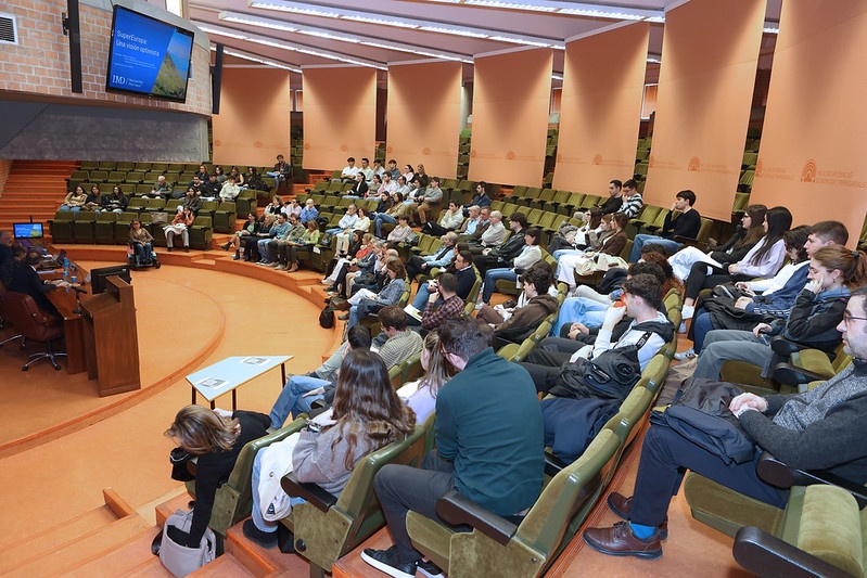 Arturo Bris reivindica el potencial de "Súper Europa" en una conferencia dentro de los actos para conmemorar el 50º aniversario de la Facultad de Económicas