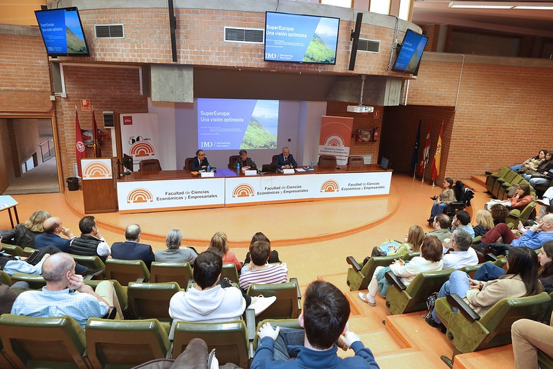 Arturo Bris reivindica el potencial de "Súper Europa" en una conferencia dentro de los actos para conmemorar el 50º aniversario de la Facultad de Económicas