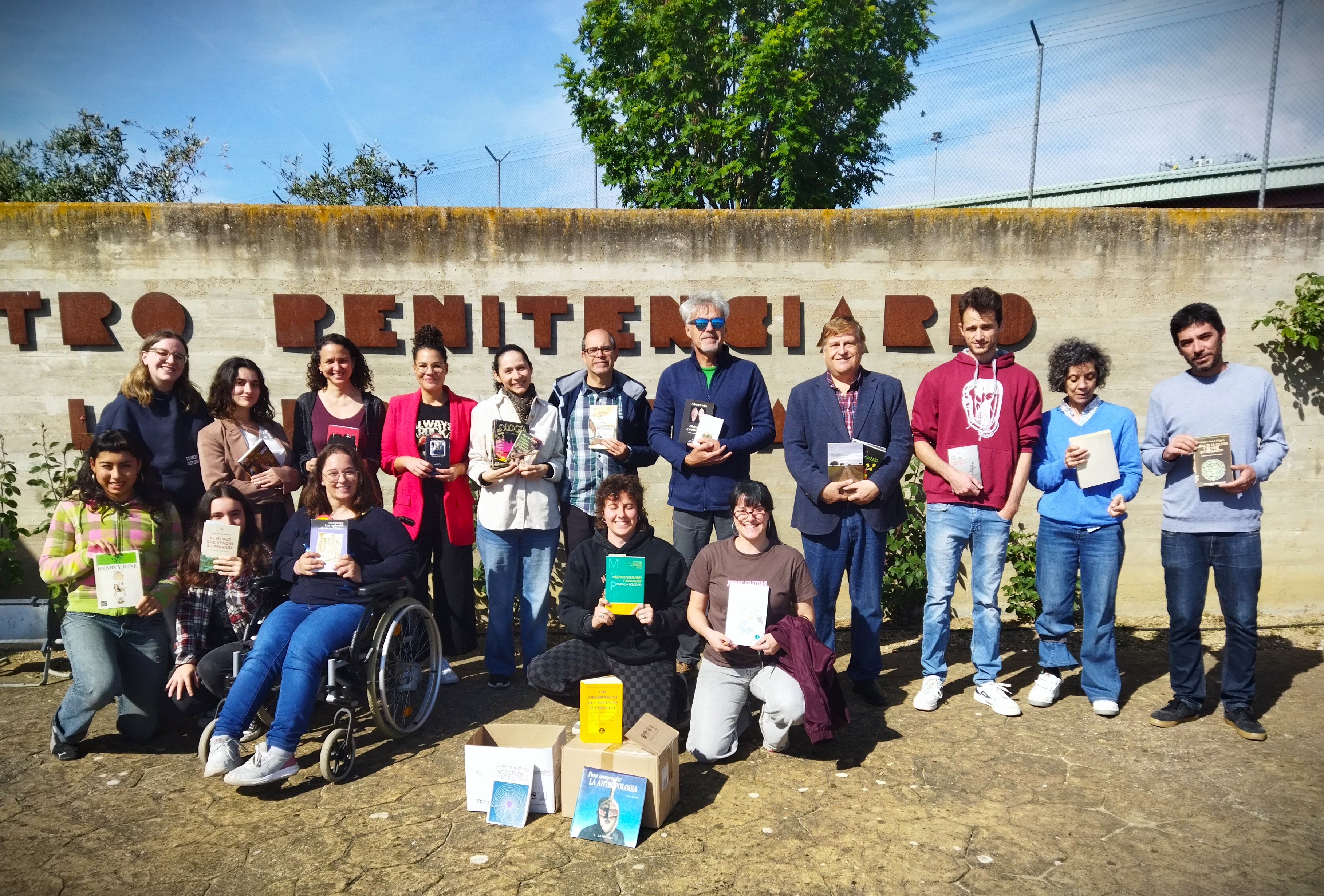 Alumnado y profesorado del Grado de Antropología Social y Cultural, a su llegada al centro penitenciario para la donación de libros
