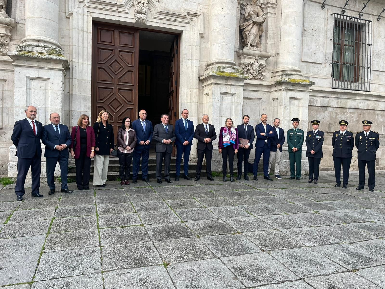Foto de familia de los participantes en la inauguración de las jornadas