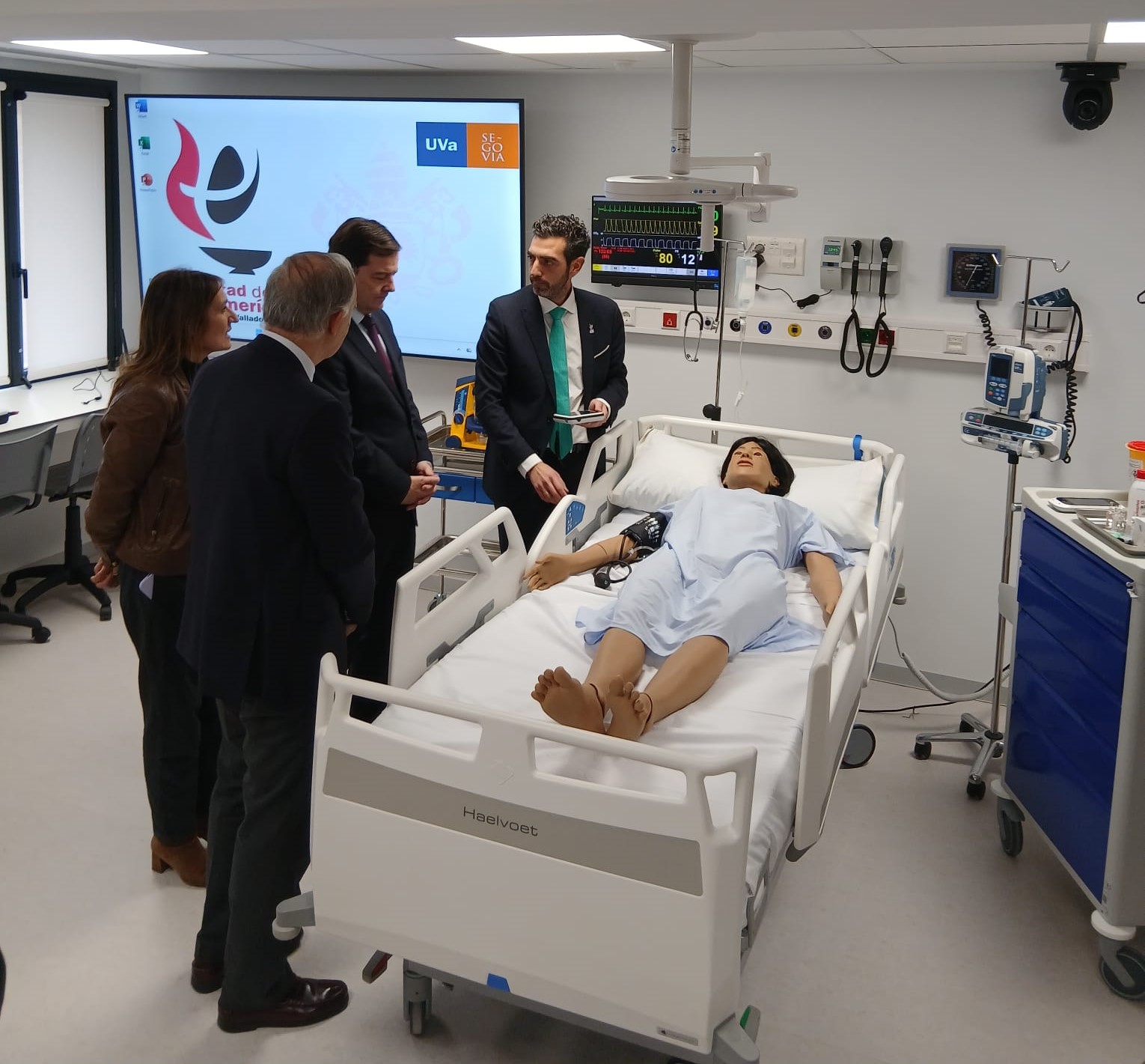 El decano de la facultad, José María Jiménez, ofrece detalles del equipamiento del centro al presidente de la Junta, al rector y a la consejera de Educación, Rocío Lucas