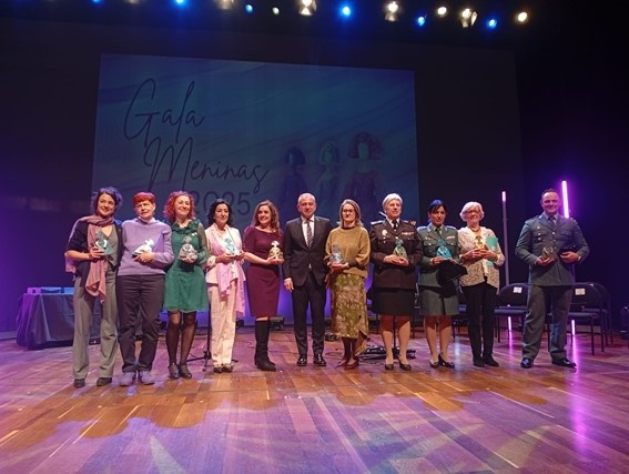 El grupo de mujeres del IuFOR, durante el acto en el que recibieron el premio "Meninas 2025"