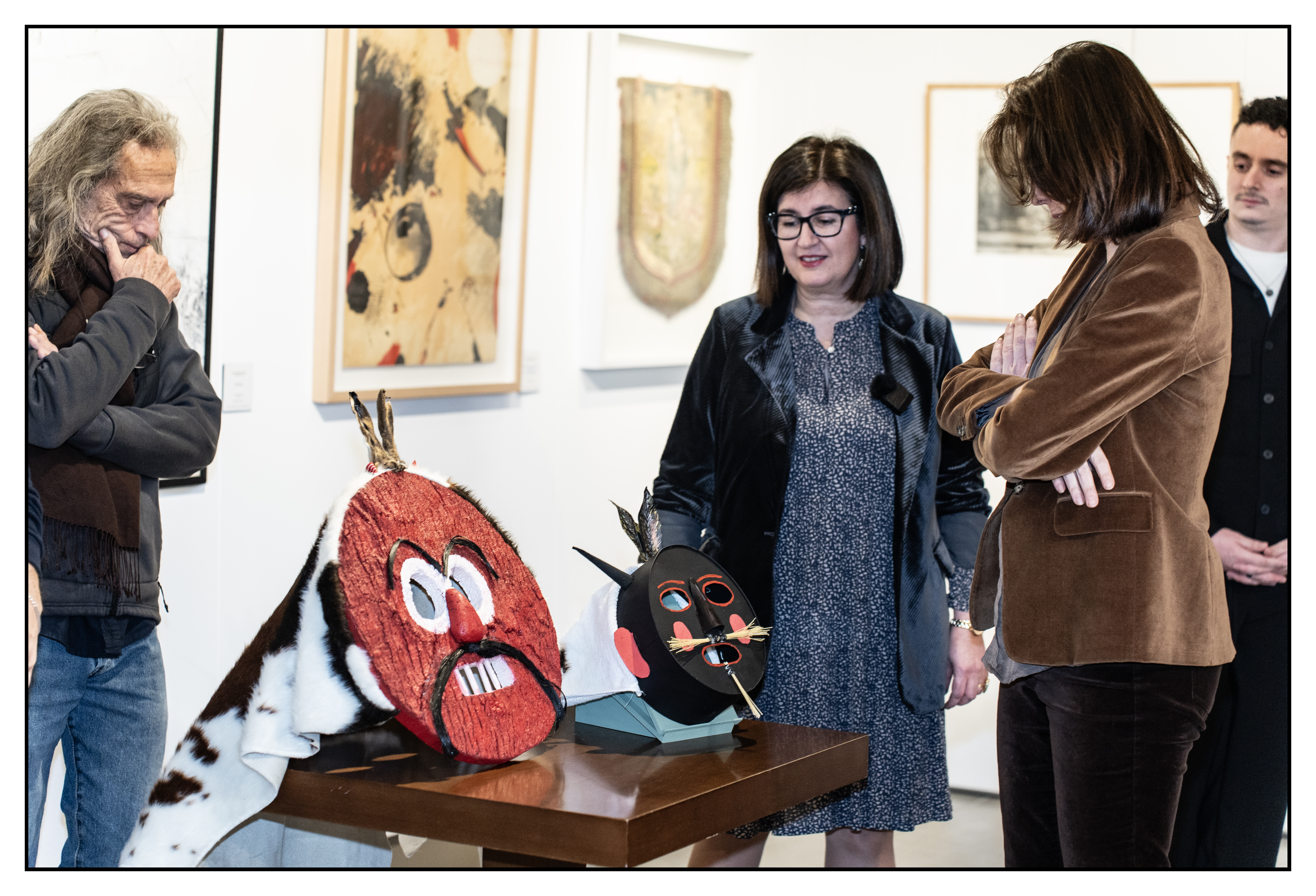 Las dos máscaras donadas del proyecto MASKS con Nacho Rovira, Pilar Panero e Irune Fiz. Fotografía: Chuchi Guerra