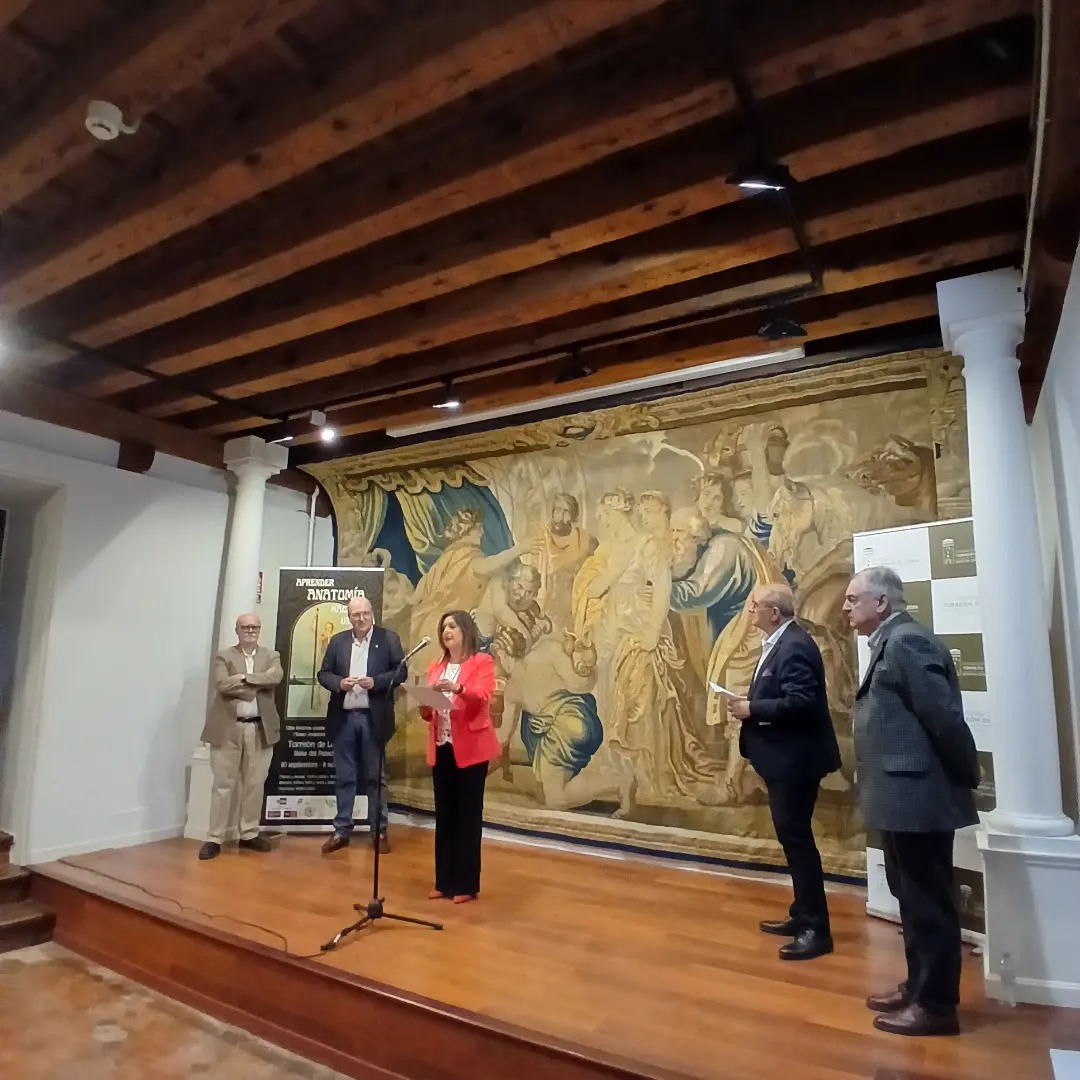 Inauguración de la exposición Aprender Anatomía hace un siglo en el Torreón de Lozoya con la intervención de José Ramón González, vicerrector de extensión universitaria y relaciones institucionales; Mamen Garrido, vicerrectora del Campus de Segovia; Francisco Pastor, comisario de la exposición; Rafael Ruiz, director de la Fundación Torreón de Lozoya; Juan Andrés Saiz Garrido, presidente de la Fundación Torreón de Lozoya.