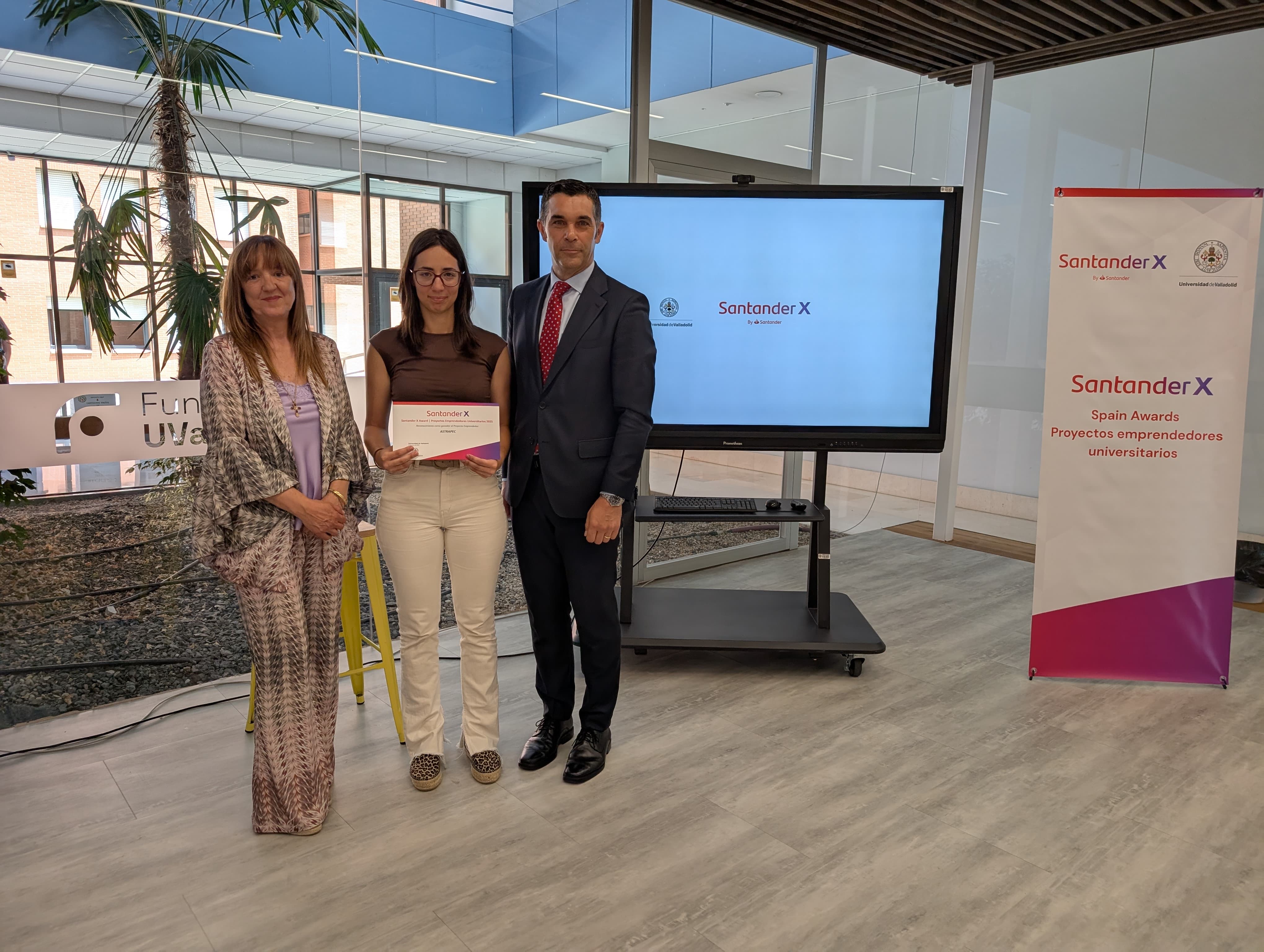 La ganadora, Sofía Juvé, investigadora de la UVa junto a María Ángeles Pérez Rueda, delegada del Rector para la Transferencia de Conocimiento; y Santiago Álvarez Santos, gerente Banca Institucional Territorial de Castilla y León del Banco Santander.