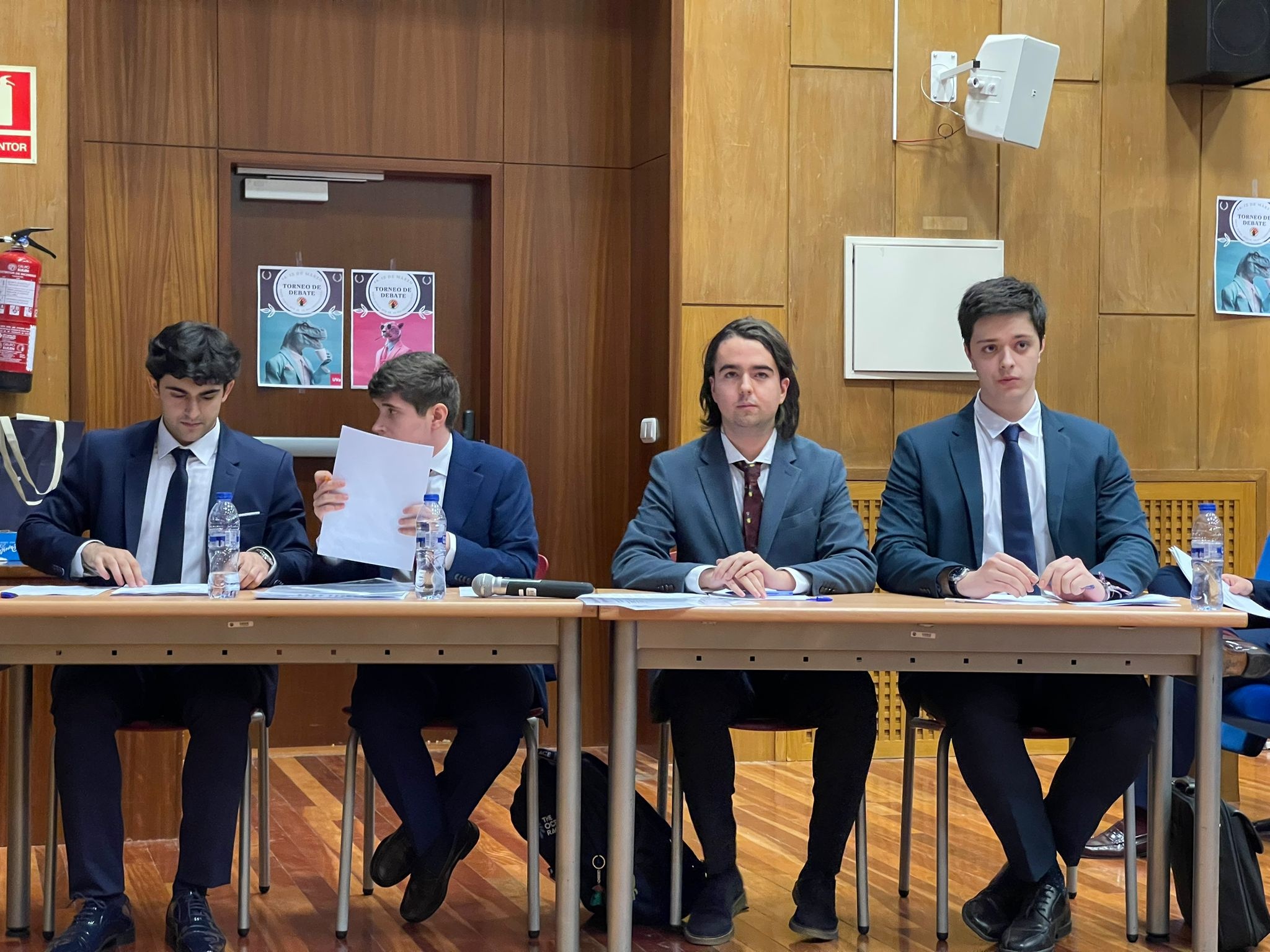 Equipo ganador durante la preparación de la final del debate