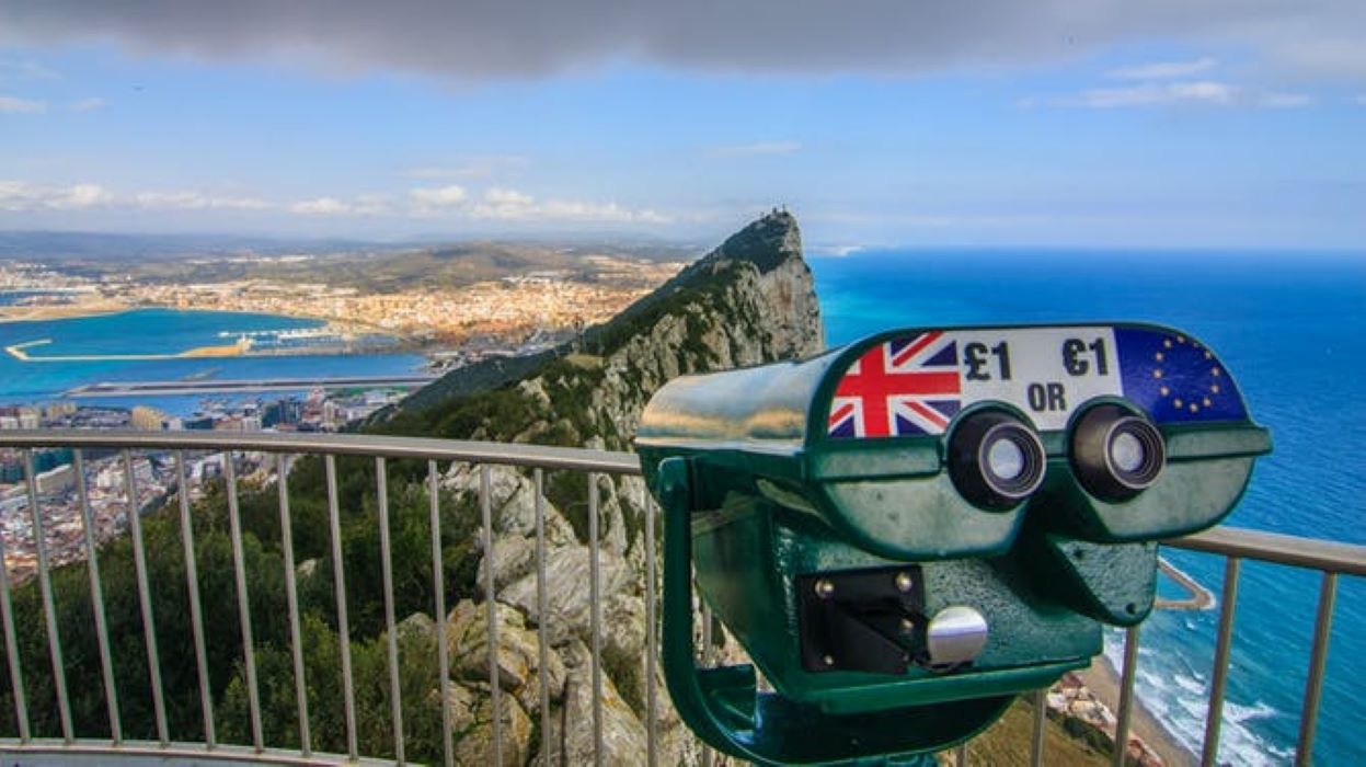 Un hablante bilingüe de Gibraltar se somete a la prueba de la técnica de seguimiento ocular
