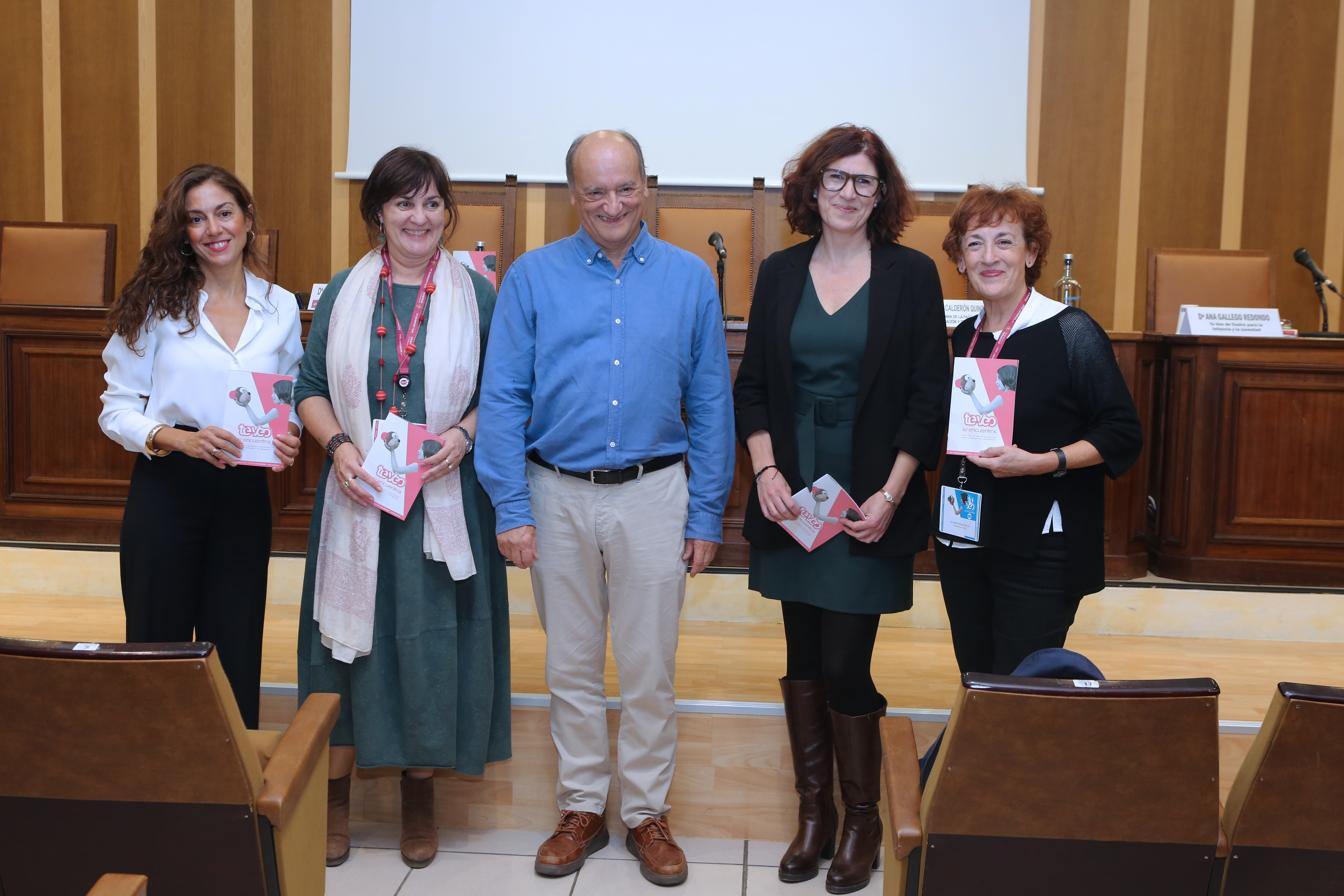 De izquierda a derecha: Rebeca San José, Gema Cienfuegos, Gustavo Martín Garzo, Teresa Calderón y Ana Gallego, en el Salón de Actos de la Facultad de Educación y Trabajo Social de la UVa