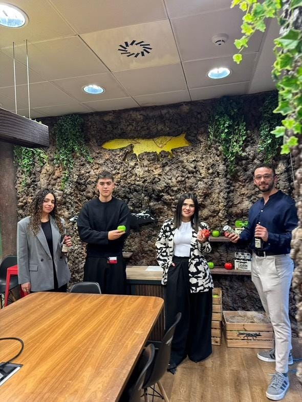 De izquierda a derecha: Ángela Gutiérrez Pérez (estudiante del Grado en Comercio en la UVa), Marcos Tello, Valeria Hidalgo y Hugo Robles (ganador de la campaña de Ladrón de Manzanas)