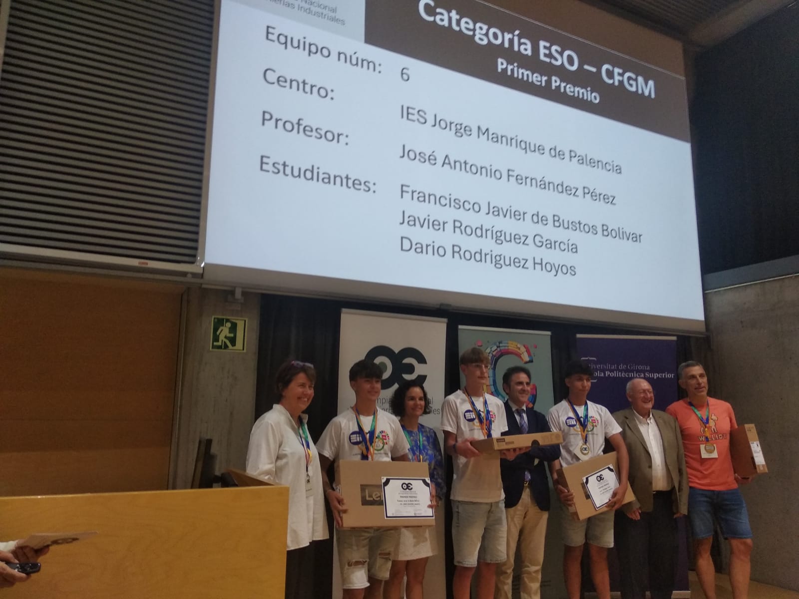 Equipo del IES Jorge Manrique recibiendo el primer premio