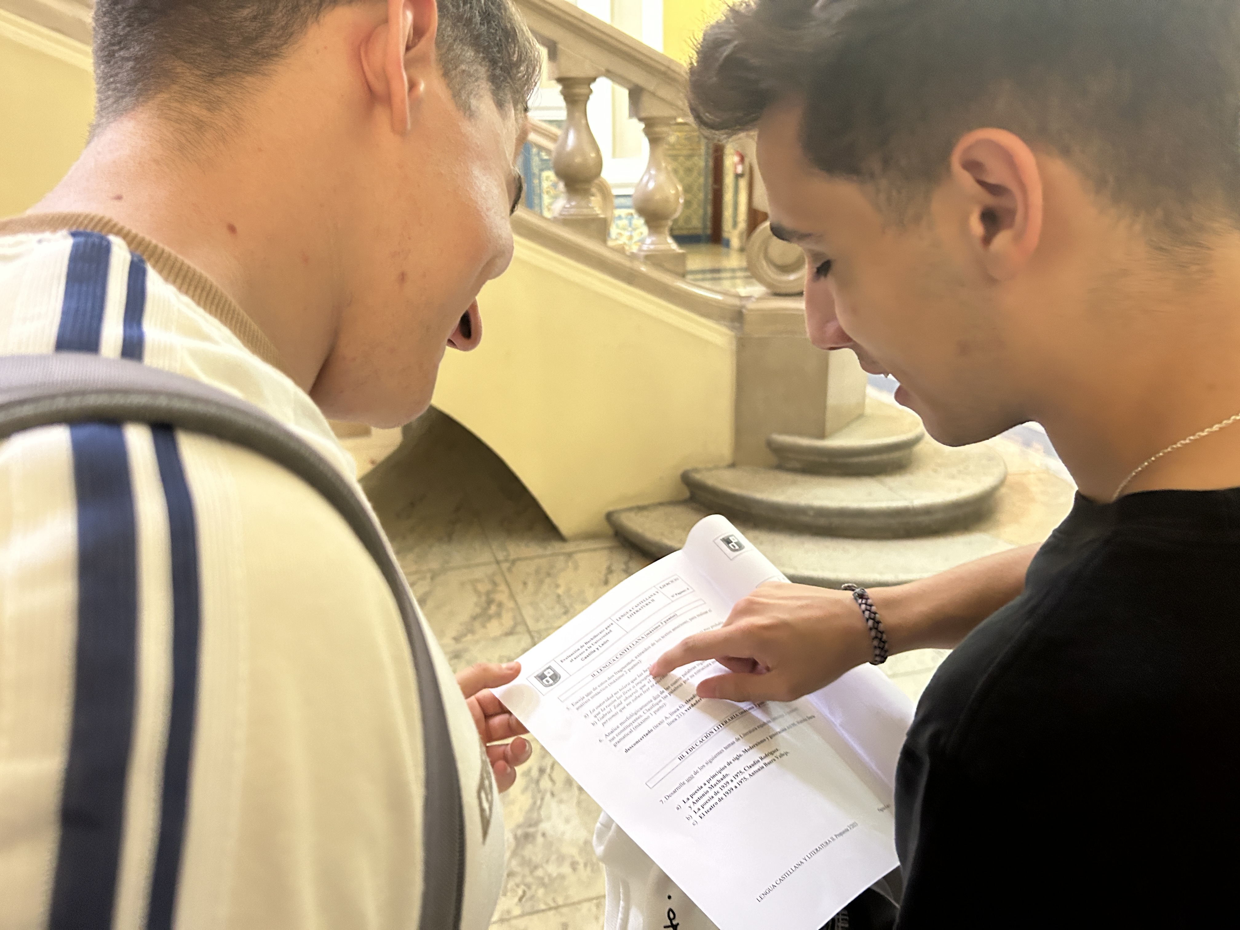 Dos estudiantes durante las prueba EBAU del pasado año