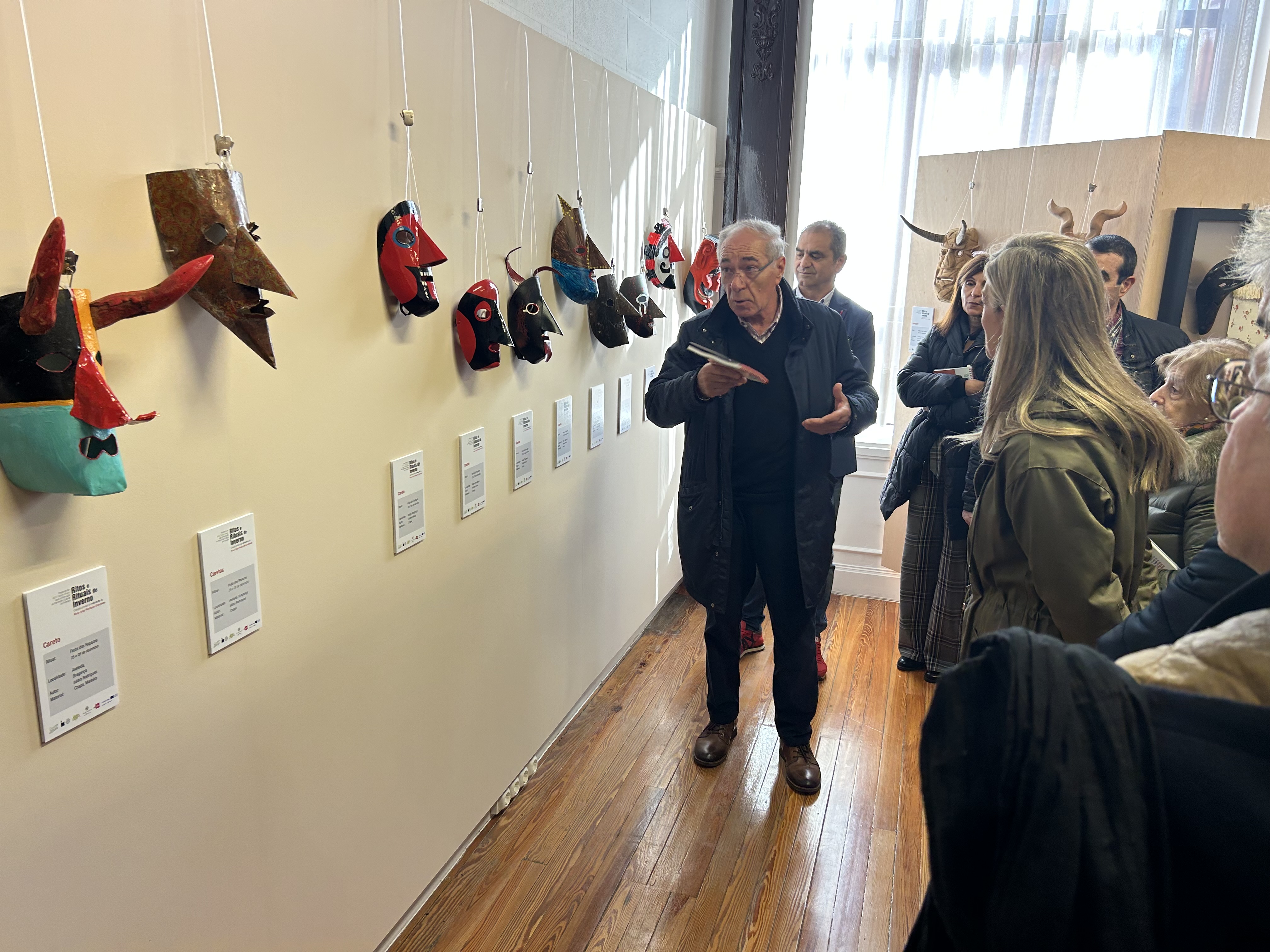 El antropólogo y presidente de la Academia Ibérica de la Mascara, Antonio Tiza, ha sido encargado de dirigir la visita guiada a la exposición.