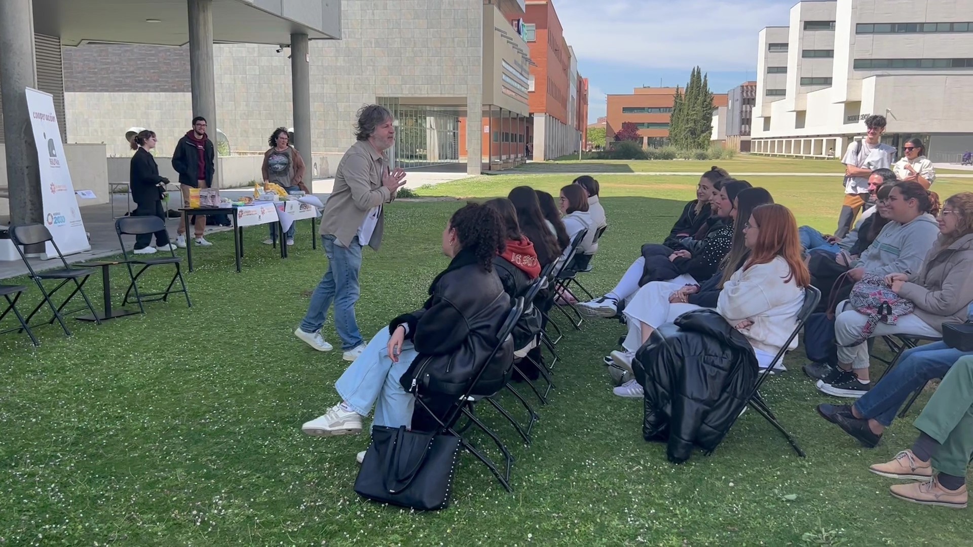El monologuista Martín Luna animó la I jornada formativa en los exteriores del Campus Miguel Delibes