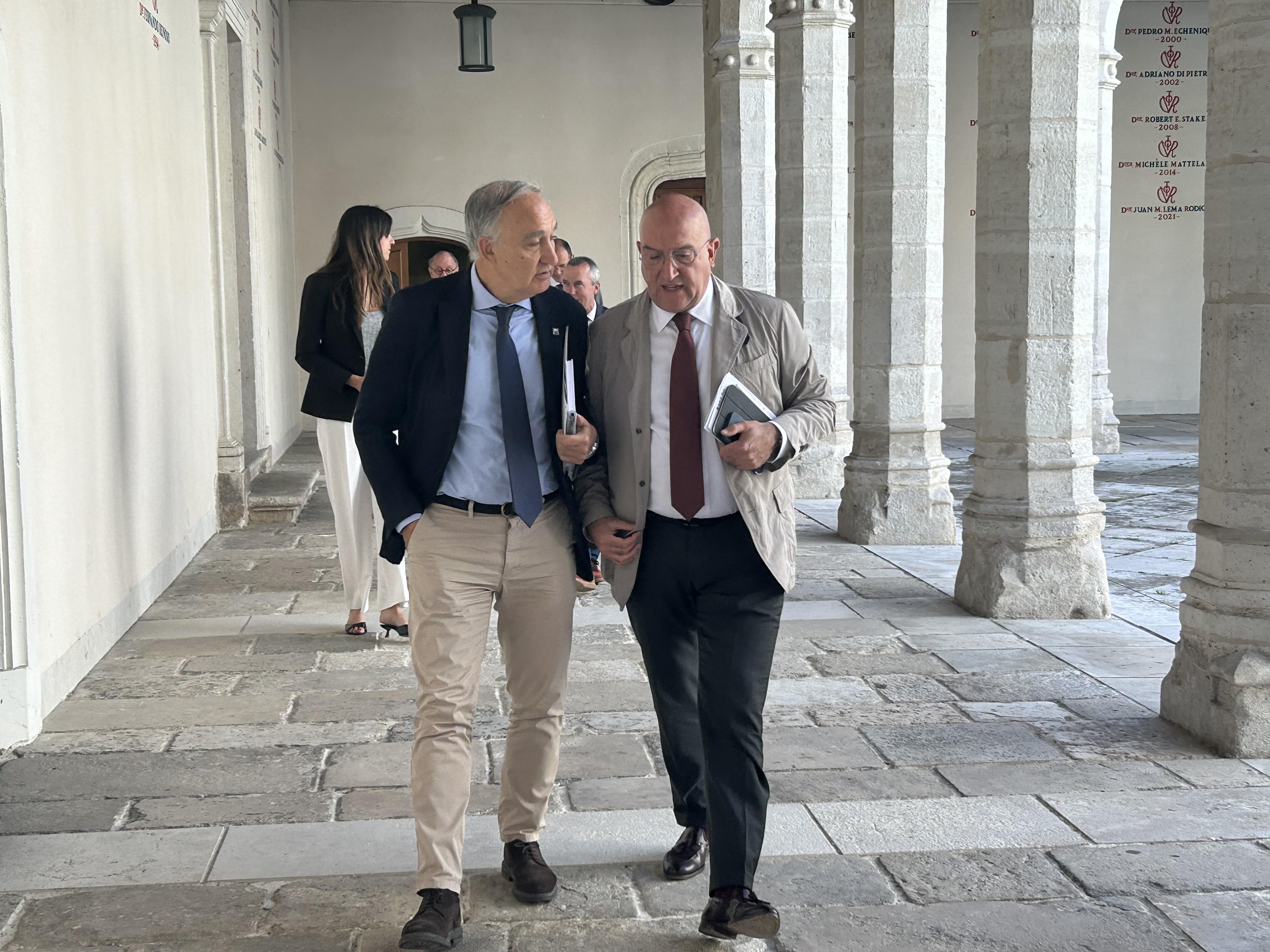 El rector, Antonio Largo, y el alcalde de Valladolid, Jesús Julio Carnero, tras la salida de la reunión en el Palacio de Santa Cruz