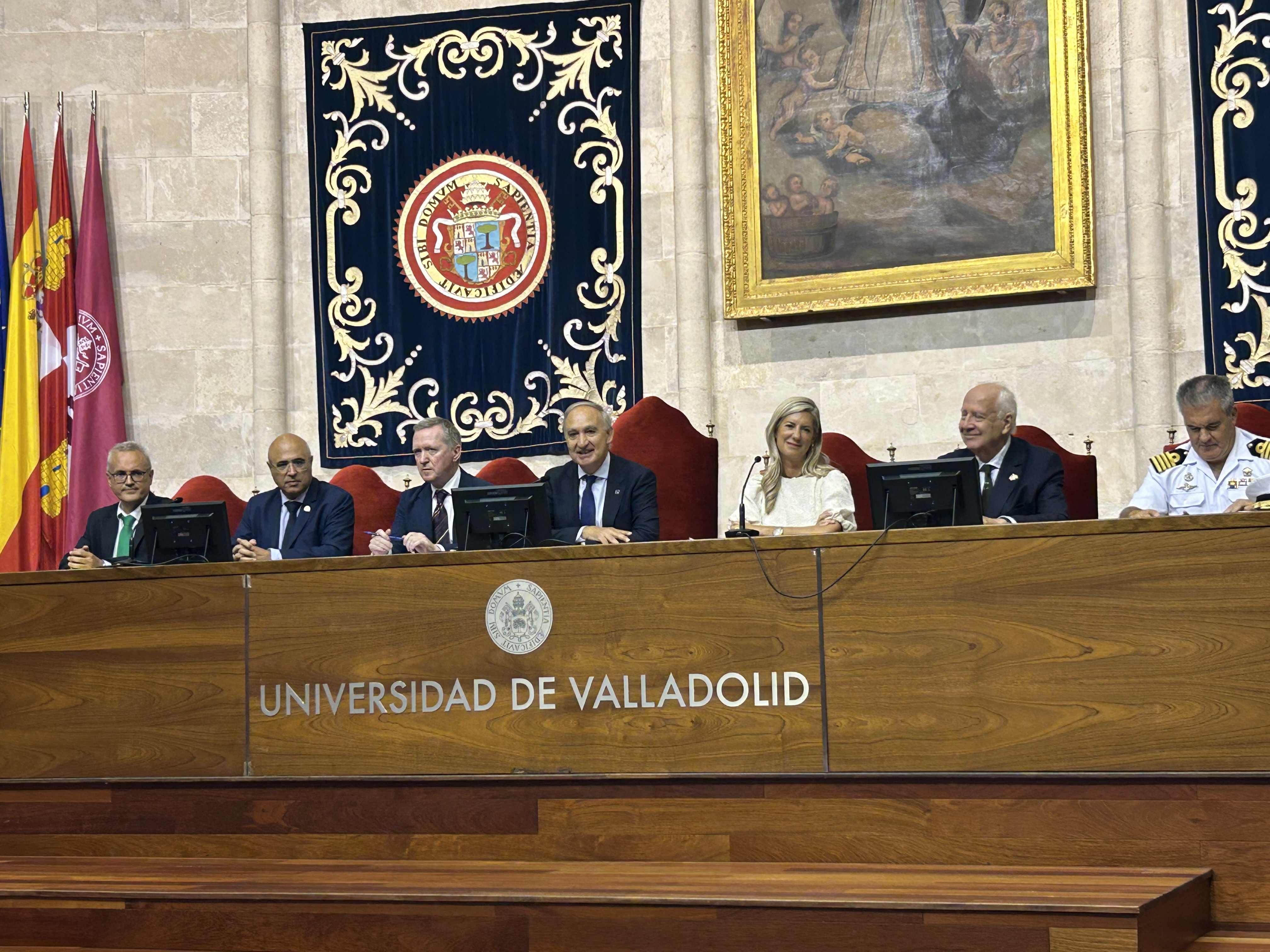 El rector, en el centro, junto al resto de autoridades en la clausura del encuentro celebrado en el Paraninfo de la UVa