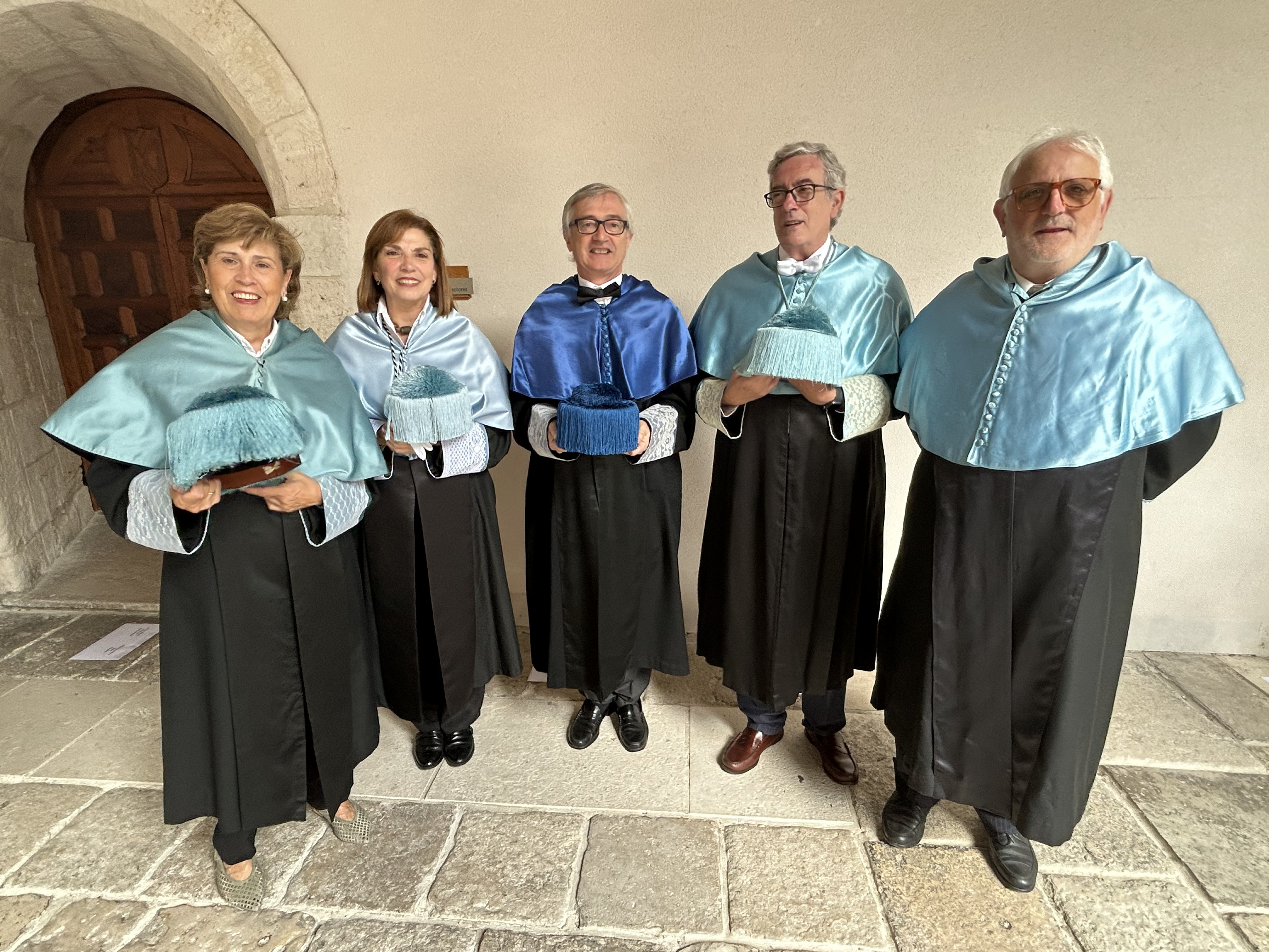 Javier Blasco, primero derecha, posa junto a compañeros de la Facultad de Filosofía y Letras antes de la lectura de la lección inaugural