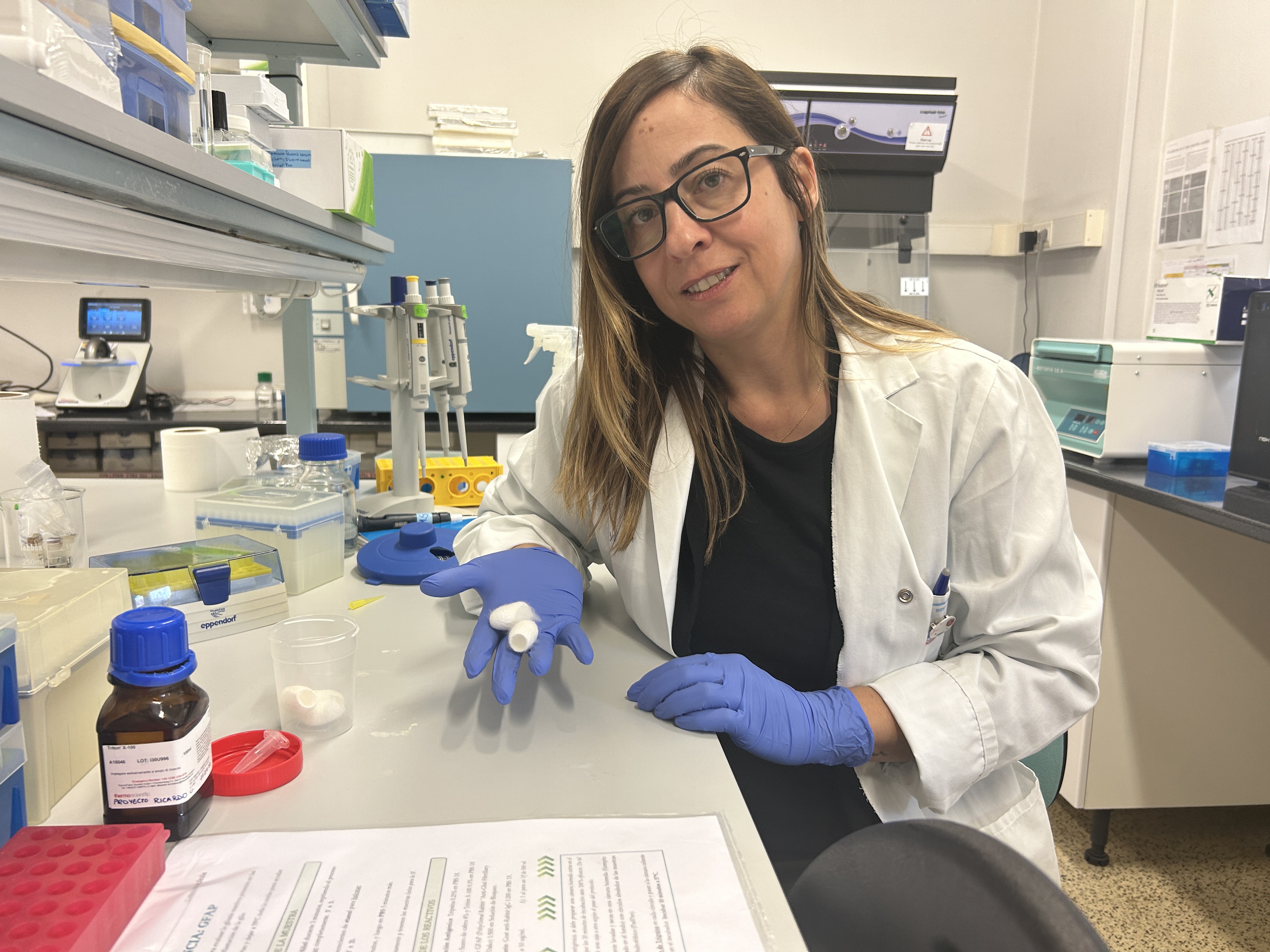 Patricia Gallego Muñoz muestra un capullo de seda del que se extrae la fibroína