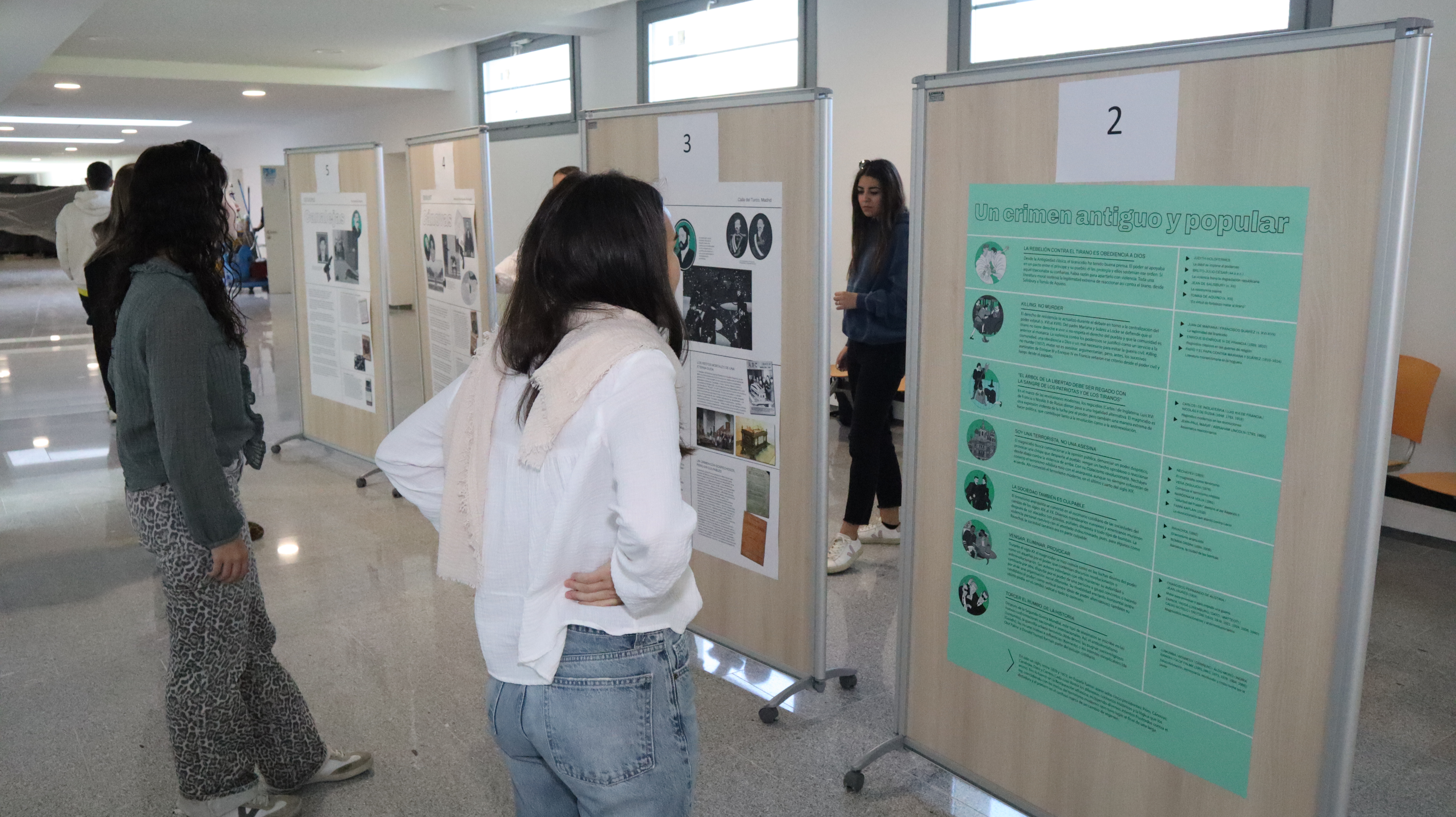 Tras la inauguración los asistentes han realizado un recorrido por la muestra