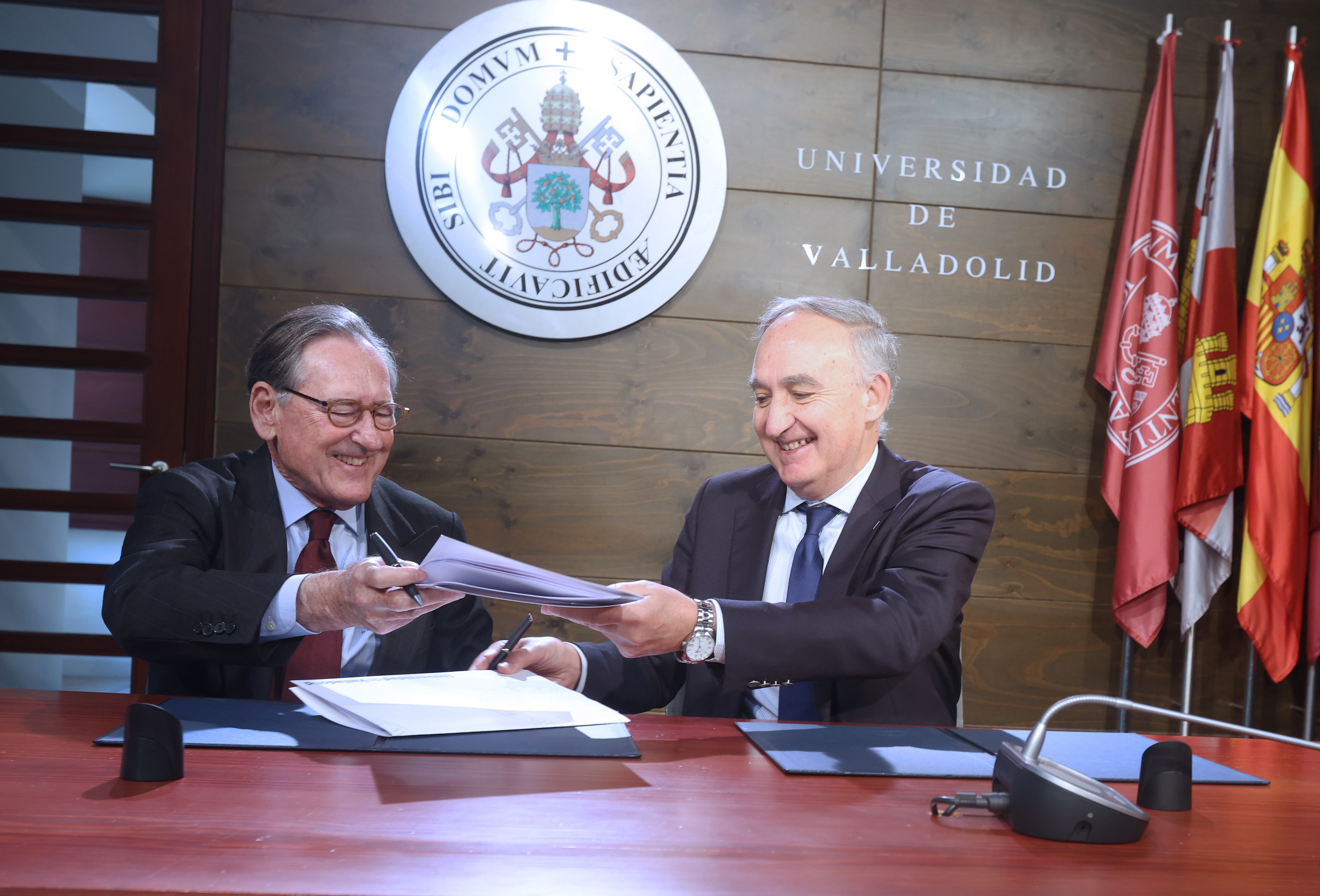 El rector de la UVa y el presidente de Santander Universidades, durante la firma del acuerdo