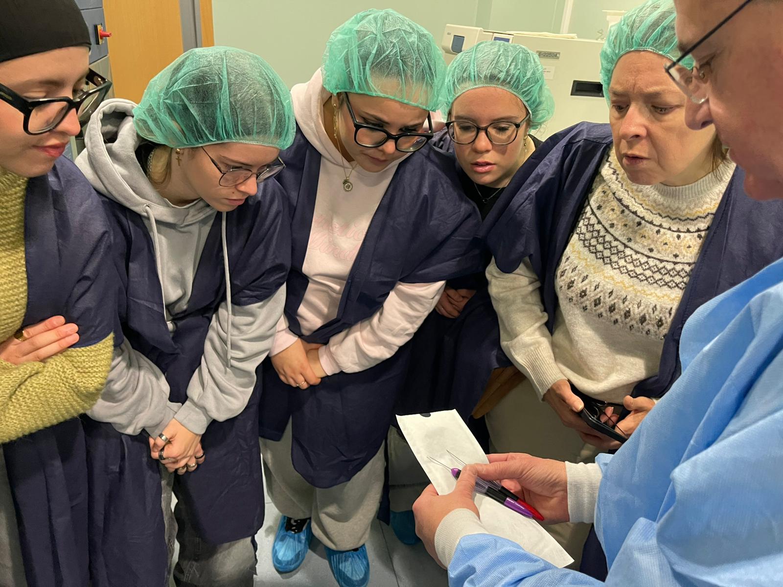 Las alumnas han podido conocer las herramientas de extrema precisión que utilizan los oftalmólogos en sus intervenciones quirúrgicas