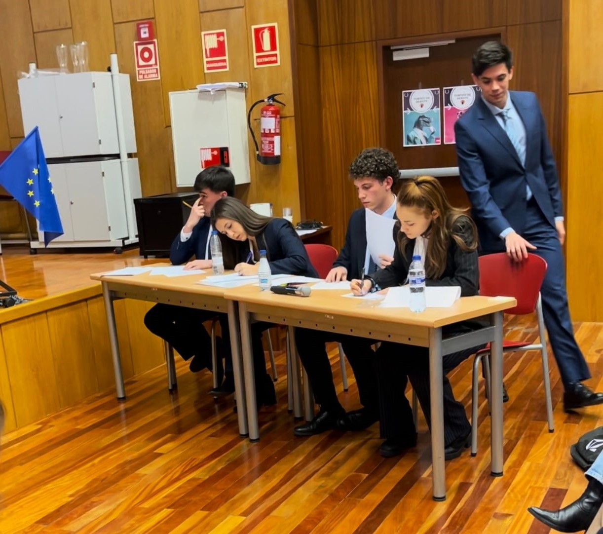 El equipo contrario a lo largo de la exposición va tomando nota de argumentos con los que atacar la postura contraria