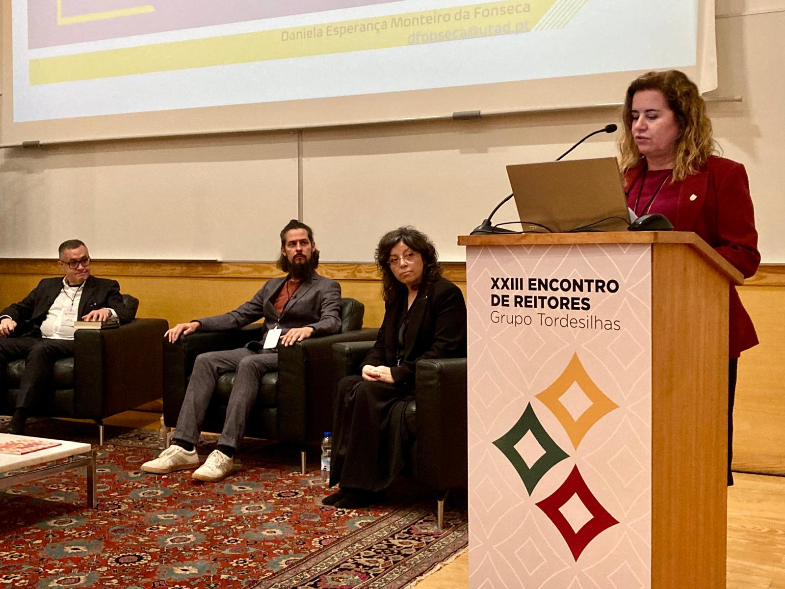 El catedrático de la UVa Juan García Serna (segundo por la izquierda)