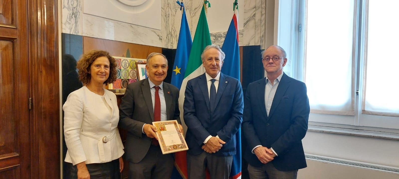 De izquierda a derecha: Paloma Castro, vicerrectora de Internacionalización de la UVa); el rector de la Universidad de Valladolid, Antonio Largo; el rector de la Universidad Federico II de Nápoles, Matteo Lorito, y Julio Grijalba, vicerrector de Infraestructuras de la UVa.