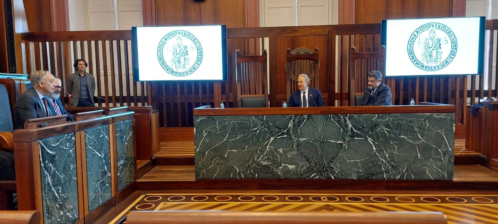El rector de la UVa, Antonio Largo, durante su intervención y en presencia en presencia del rector de la Universidad Federico II de Nápoles y el embajador de España en Italia.