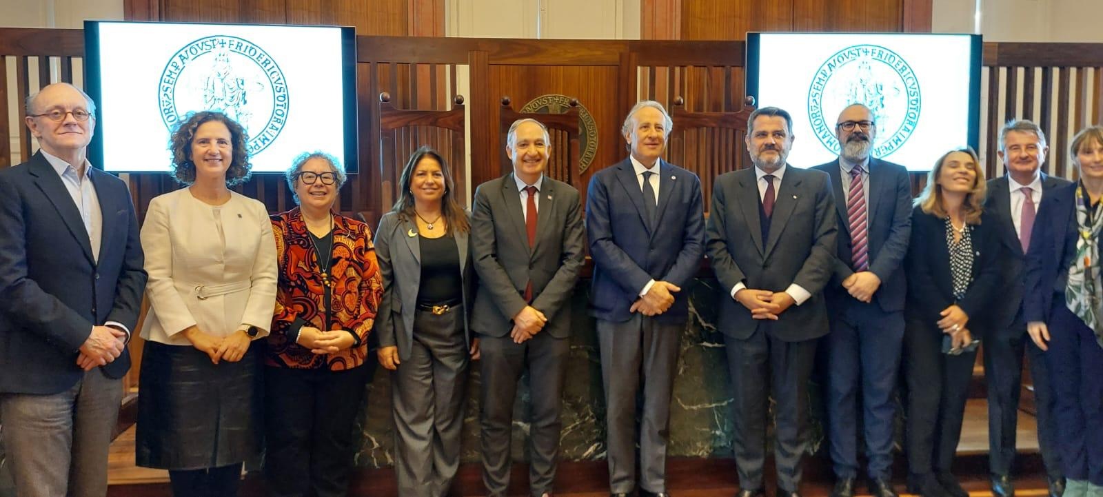 La delegación de la UVa con otros rectores, el embajador de España en Italia, el cónsul de España en Nápoles y la directora del Instituto Cervantes de Napoles