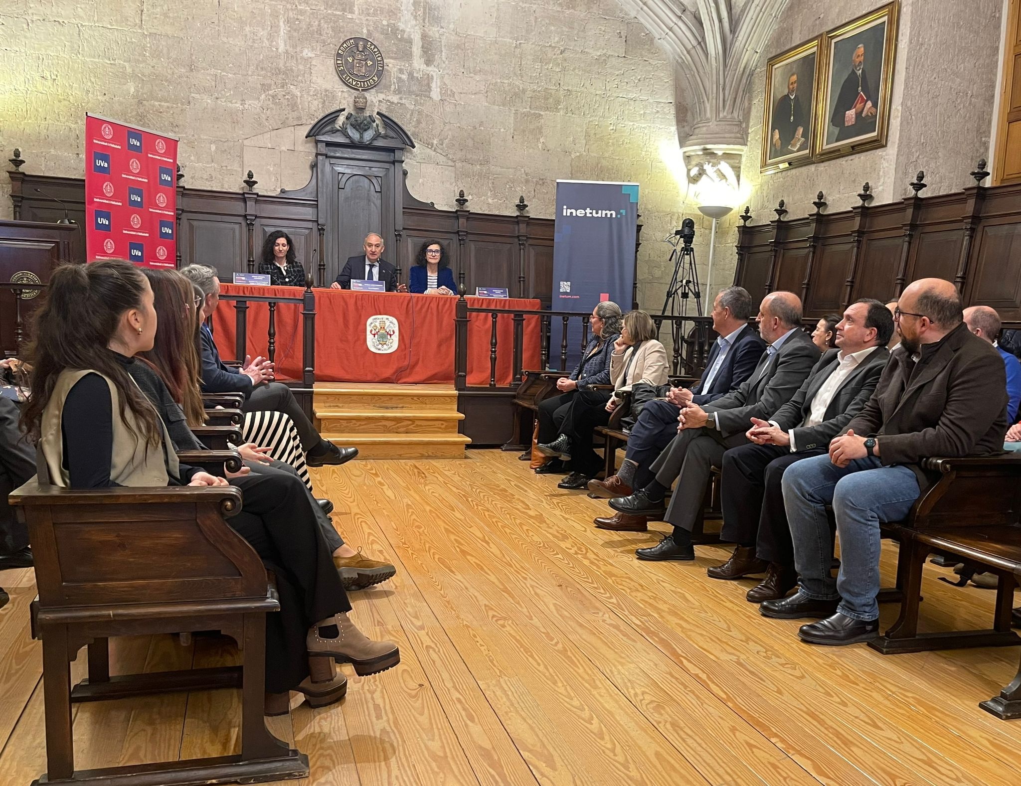 Autoridades académicas, profesores y familiares han acompañado a las premiadas durante el acto celebrado en el Aula Triste.