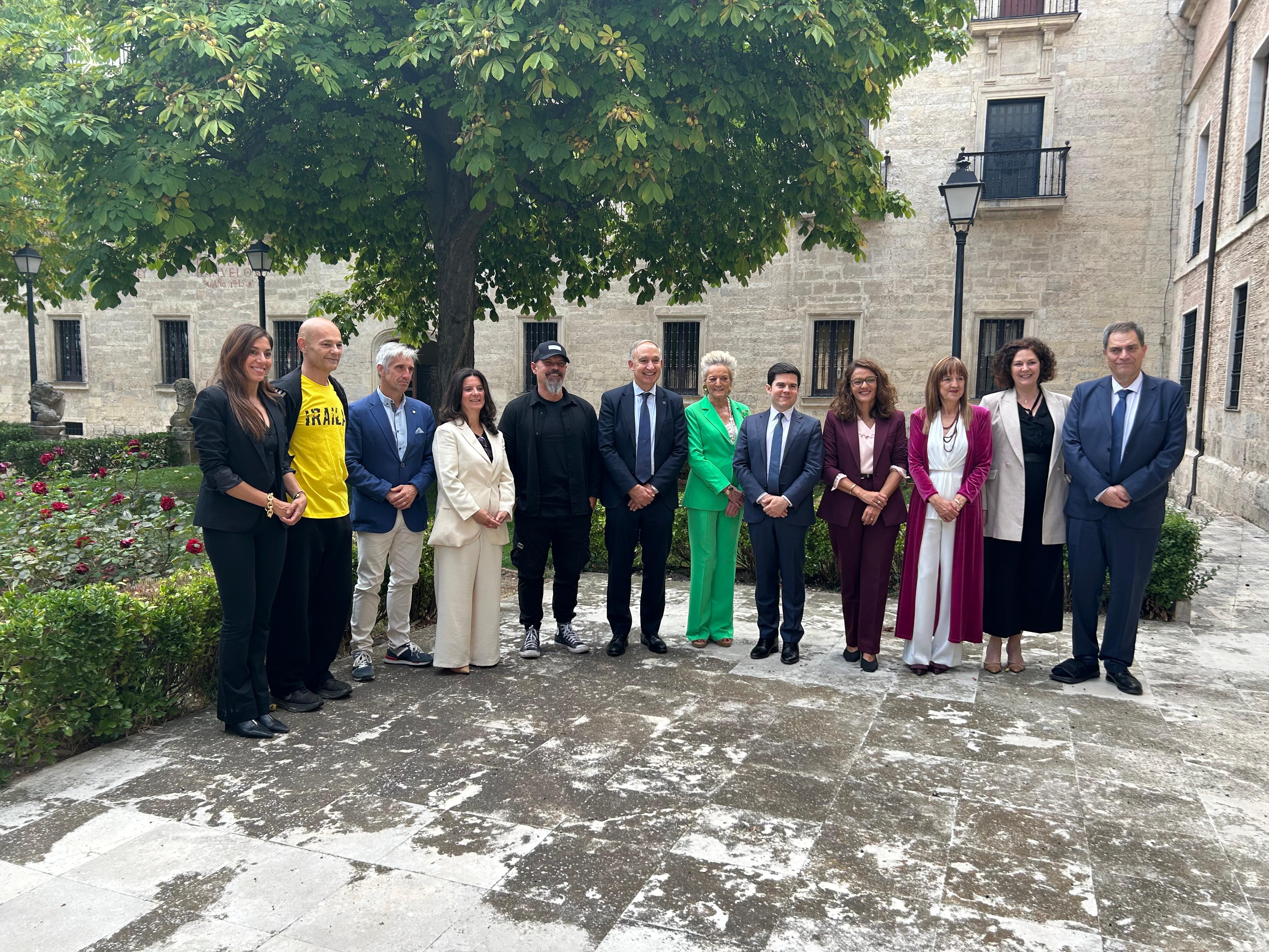 Los Alumni UVa de Honor 2025 con el rector, miembros del equipo de gobierno de la UVa, de su Fundación y del Consejo Social, y Cifuentes, Alumni de Honor de la Universidad de Valladolid en la edición del pasado año