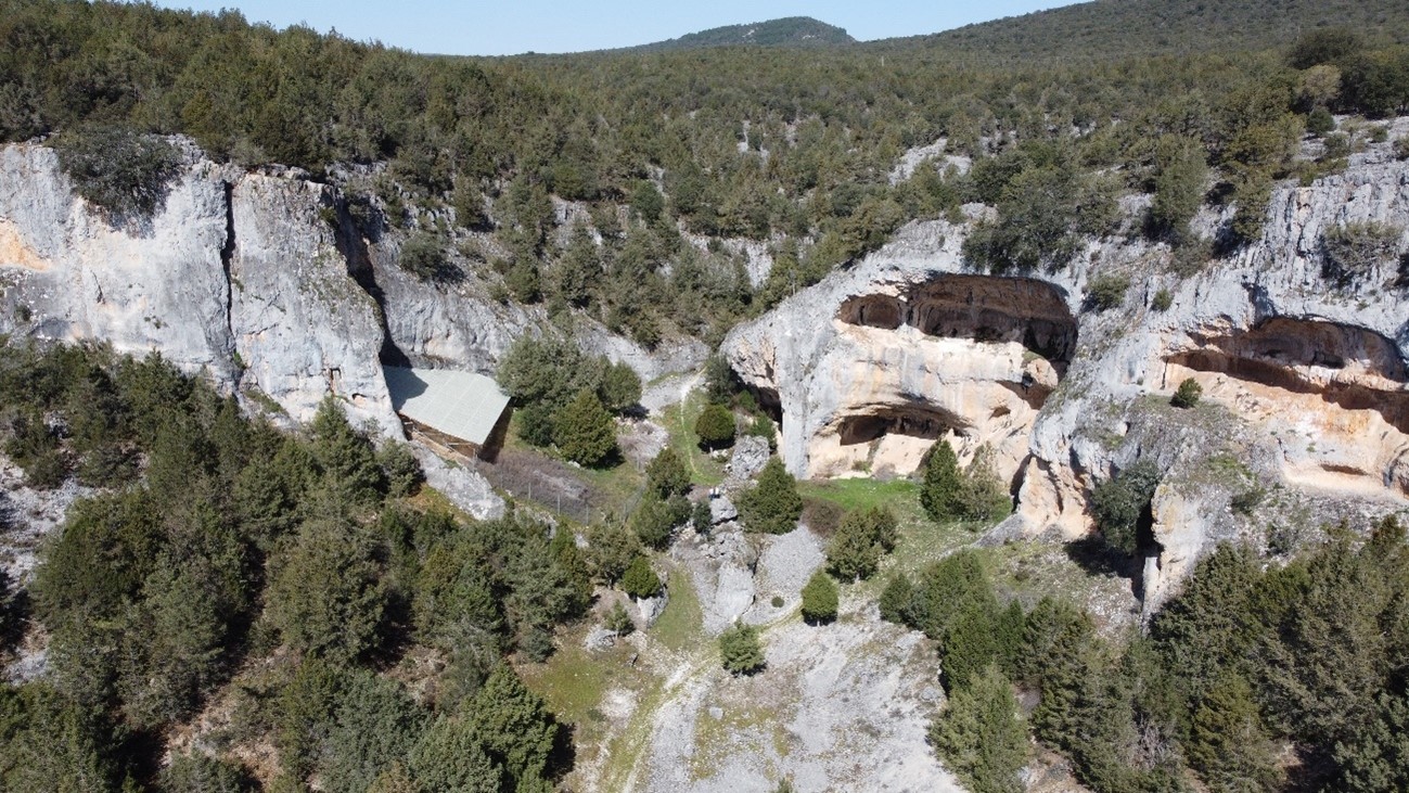 Vista aérea de Cueva Millán, con el tejadillo que protege el yacimiento.