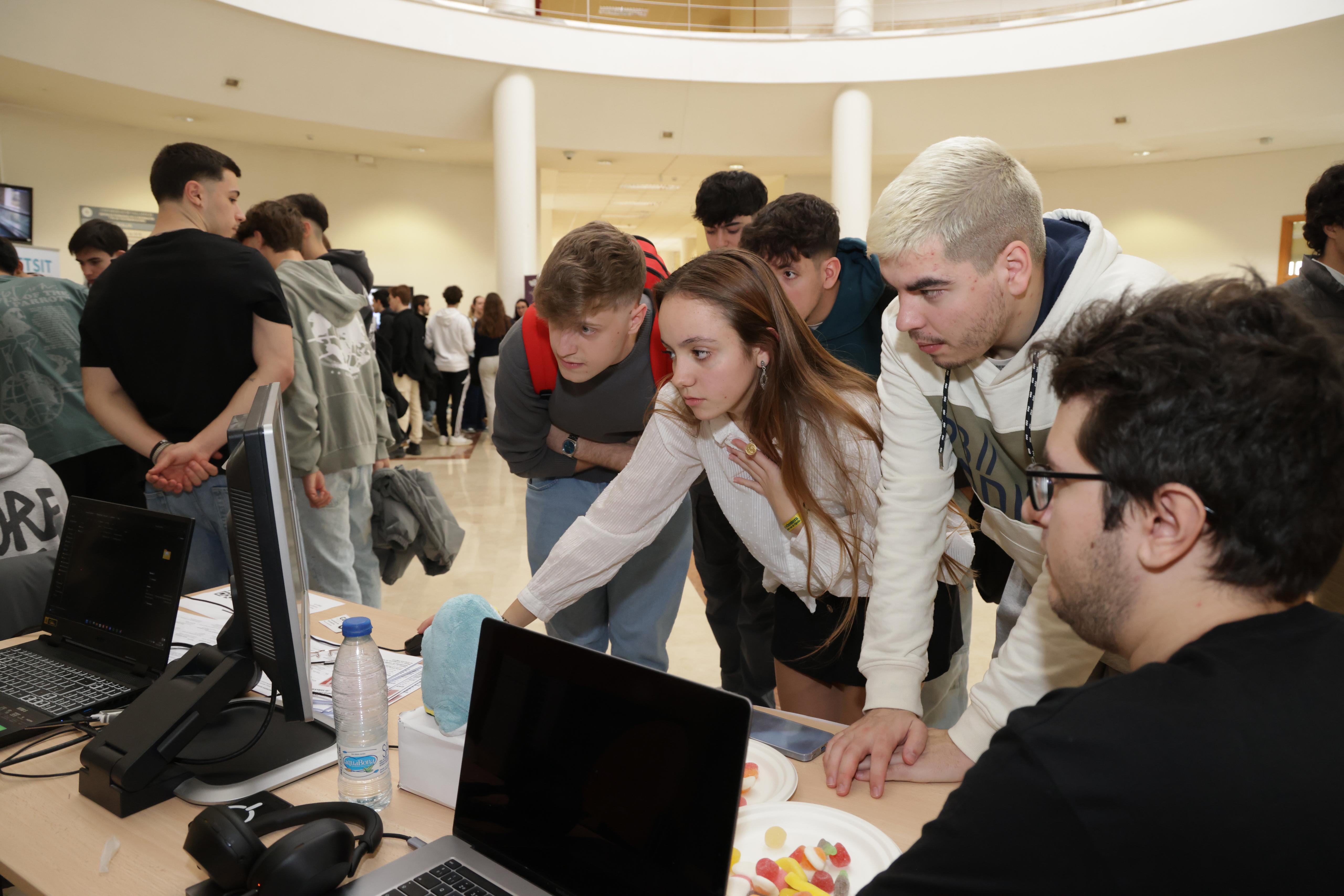 Decenas de futuros estudiantes visitaron el Edificio de Tecnologías de la Información y las Telecomunicaciones de la UVa