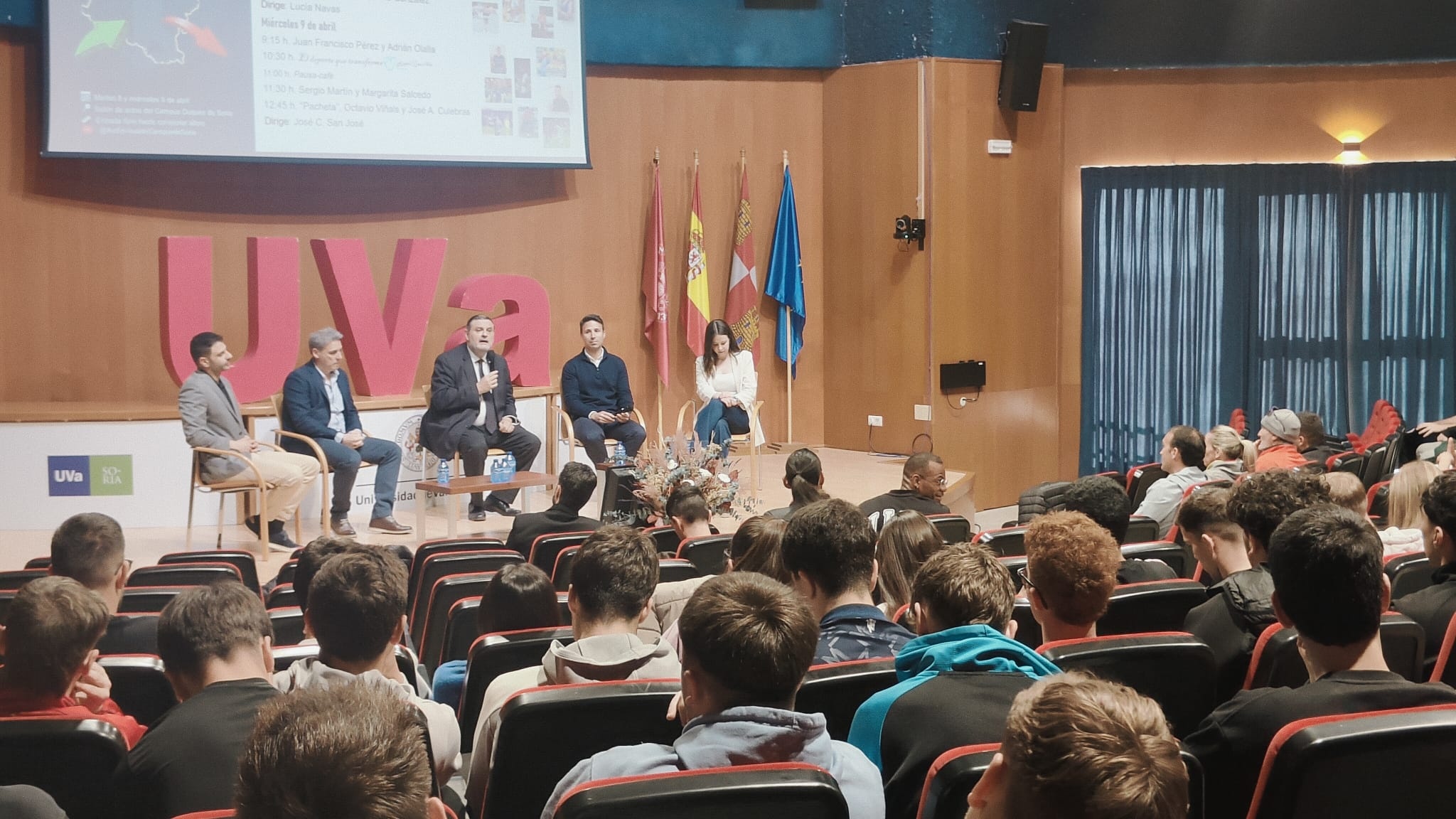El vicerrector de Campus de Soria (centro), José Luis Ruiz Zapatero, en el momento de la presentación. De izda a dcha: Chema Izquierdo, organizador; José Cela, Cátedra Eusebio Sacristán; Daniel Castillo, coordinador del grado; y Lucía Navas, periodista La 8 Soria.