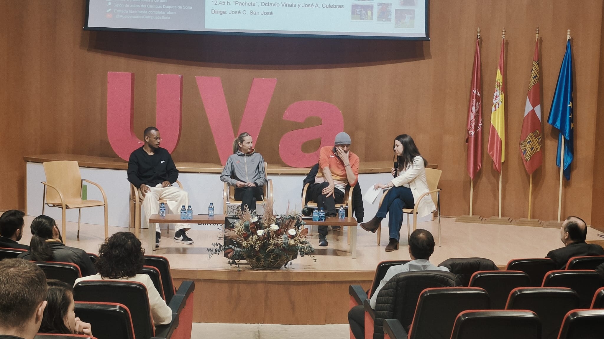 Mesa redonda integrada, de izquierda a derecha, por David José Pineda Mejía, Estela Navascués Parra y Ramón Zapata Martínez, presentada y moderada por la periodista Lucía Navas